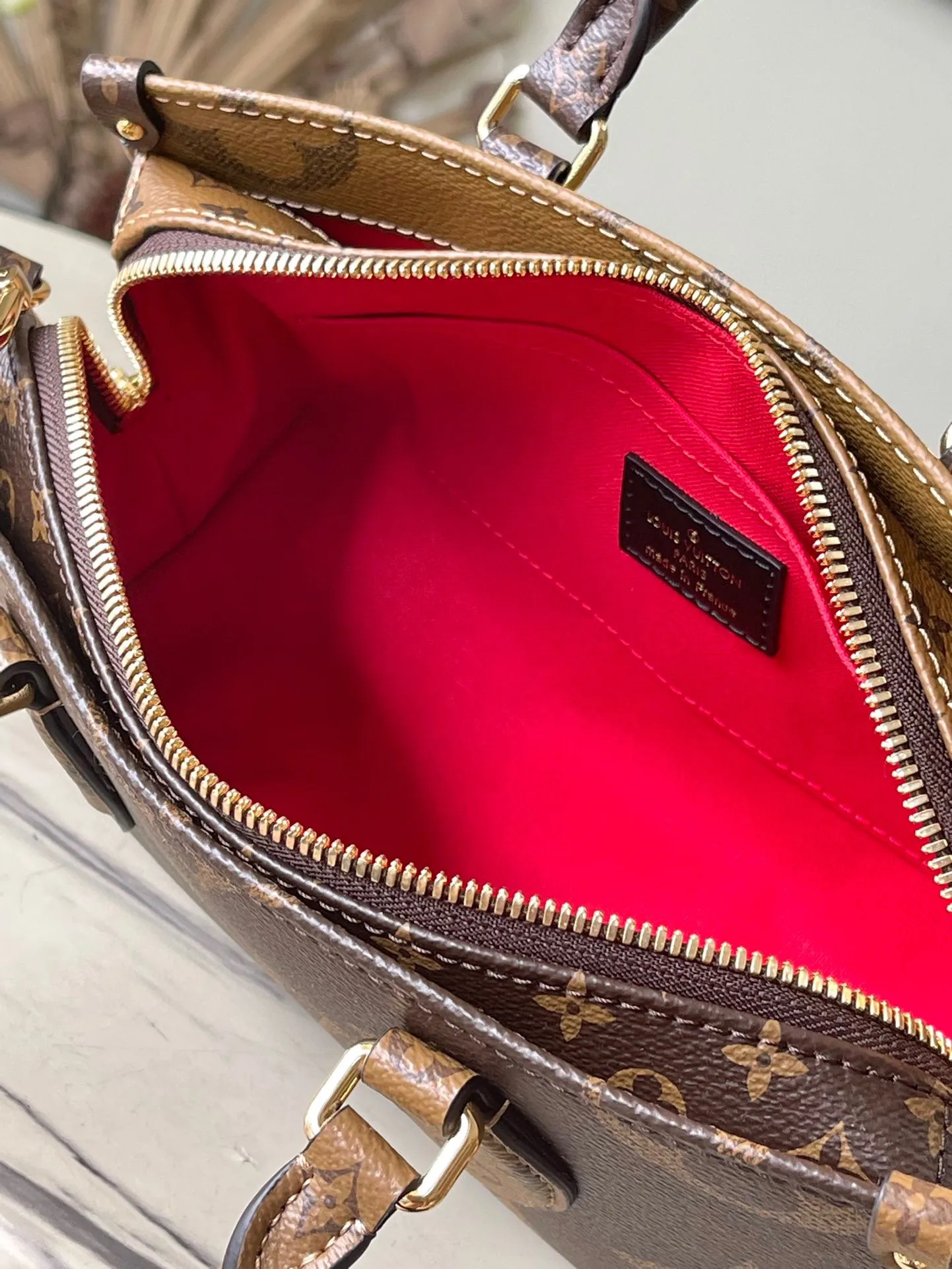 💰860 Top Original M46653 OnTheGo Tote Bag combines Giant Monogram and Monogram Reverse canvas to reinterpret the ample configuration of East West. The detachable round coin pouch is richly detailed, while the Toron top handle and detachable wide shoulder strap allow for multiple carrying options. Size: 25*13*10 cm