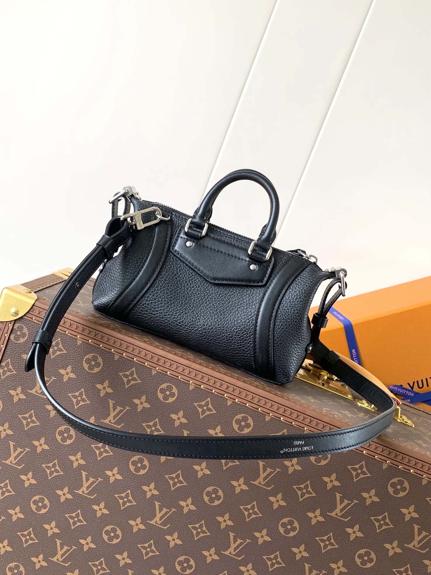 💰1300 (top layer leather) mini size top original order, transcoding chip black M14623 mini M14514 small size M14700 medium size dark gray M14702 medium size light gray M14721 small size M14721 medium size This Nano LV Rider handbag comes from the 2025 spring and summer series. It is pixelated grain sheep leather blended with smooth cow leather elements, and then LV The Circle logo is the finishing touch with a sophisticated patch. The foldable configuration makes it easy to store in a suitcase, and the modern design adds a rock-n-roll edge to any look.  Mini 10 x 10 x 23 cm Small 12 × 12 × 30 cm Medium 15 × 15 × 38 cm (H x W x L) Sheep leather Cow leather trim Textile lining Metal hardware Zipper closure Side slip straps Internal pocket Holds a 6.7-inch smartphone, Romy card holder and lipstick Shoulder strap: removable, adjustable Strap half-length: 30.0 cm Bag strap half length adjustable to: 45.0 cm Handle: double handle