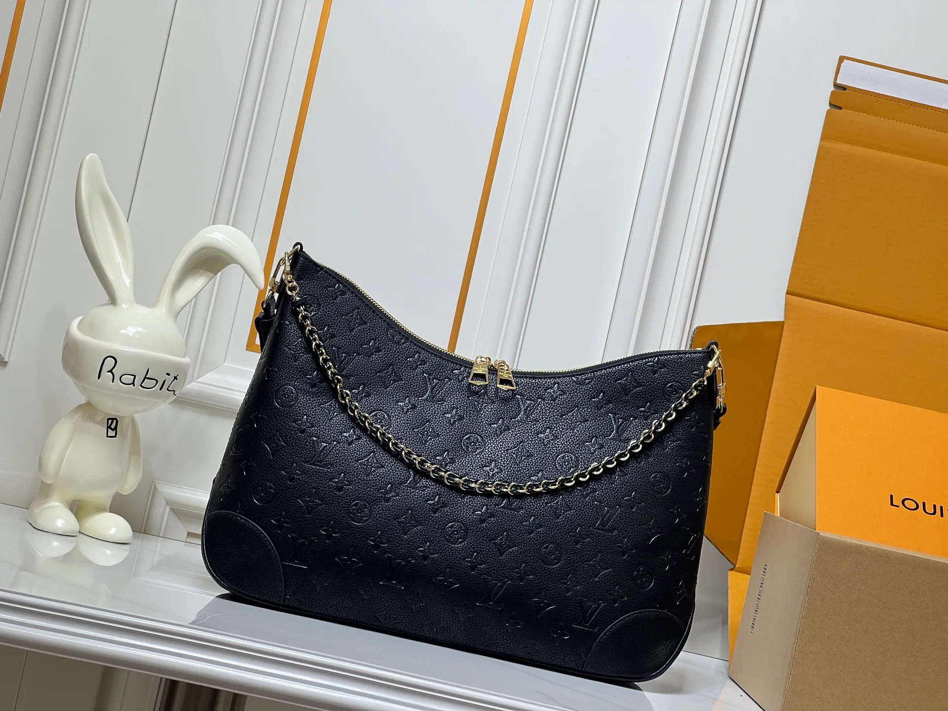 Batch 280💰Upgraded Original M25854 M13706 This classic Boulogne handbag has been upgraded to a spacious GM size, perfect for carrying laptops and other essentials. Inspired by an archival model from 1984, this elegant design is crafted from Monogram Empreinte leather and embellished with an exclusive gold braided chain that can be removed if desired. You can choose to wear it cross-body, over the shoulder or by hand. Dimensions: 40 × 29 × 15 cm (length x height x width)