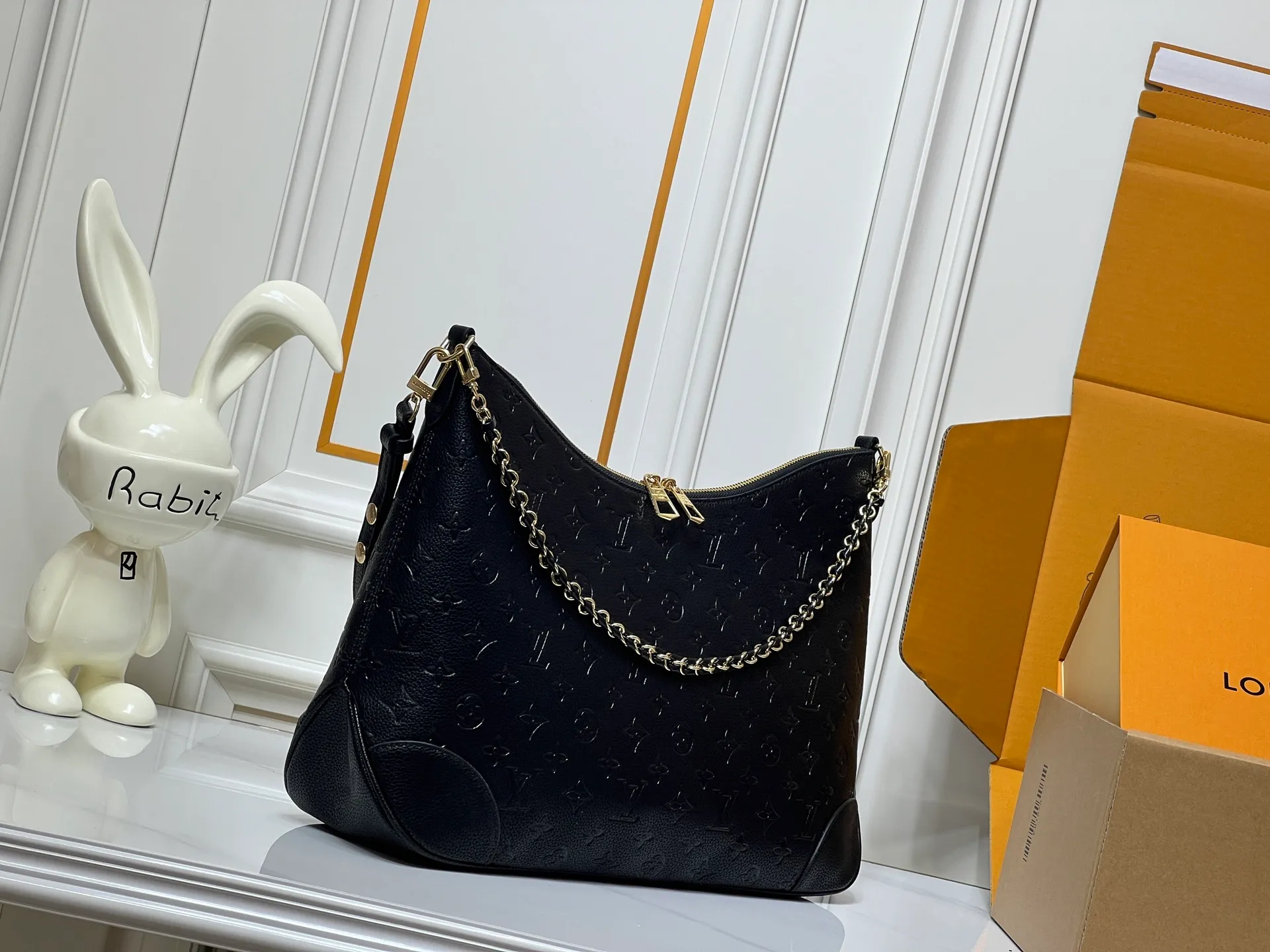 Batch 280💰Upgraded Original M25854 M13706 This classic Boulogne handbag has been upgraded to a spacious GM size, perfect for carrying laptops and other essentials. Inspired by an archival model from 1984, this elegant design is crafted from Monogram Empreinte leather and embellished with an exclusive gold braided chain that can be removed if desired. You can choose to wear it cross-body, over the shoulder or by hand. Dimensions: 40 × 29 × 15 cm (length x height x width)