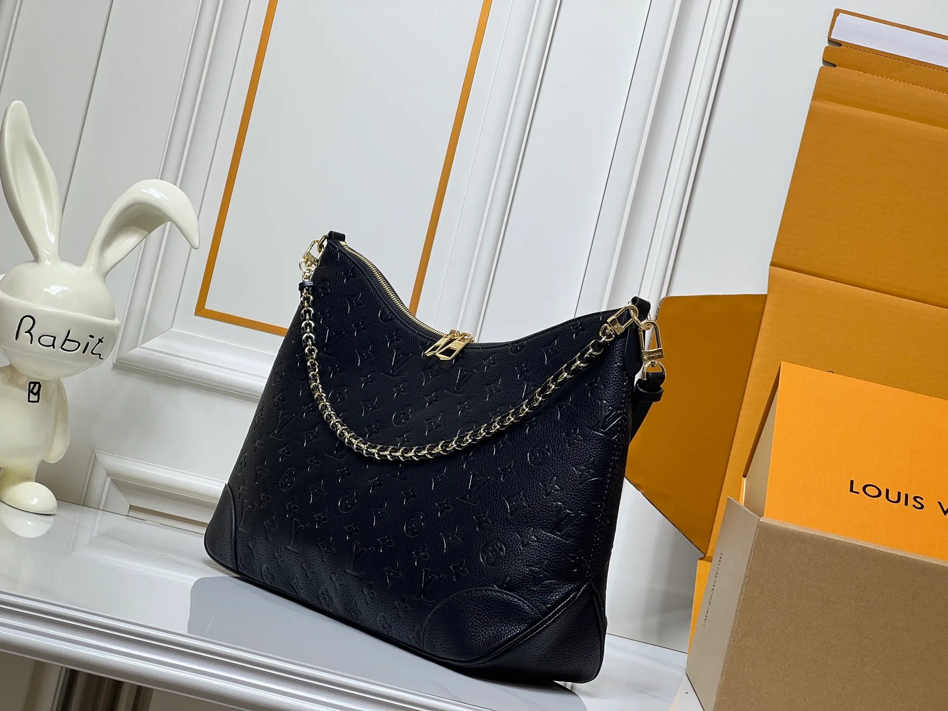 Batch 280💰Upgraded Original M25854 M13706 This classic Boulogne handbag has been upgraded to a spacious GM size, perfect for carrying laptops and other essentials. Inspired by an archival model from 1984, this elegant design is crafted from Monogram Empreinte leather and embellished with an exclusive gold braided chain that can be removed if desired. You can choose to wear it cross-body, over the shoulder or by hand. Dimensions: 40 × 29 × 15 cm (length x height x width)