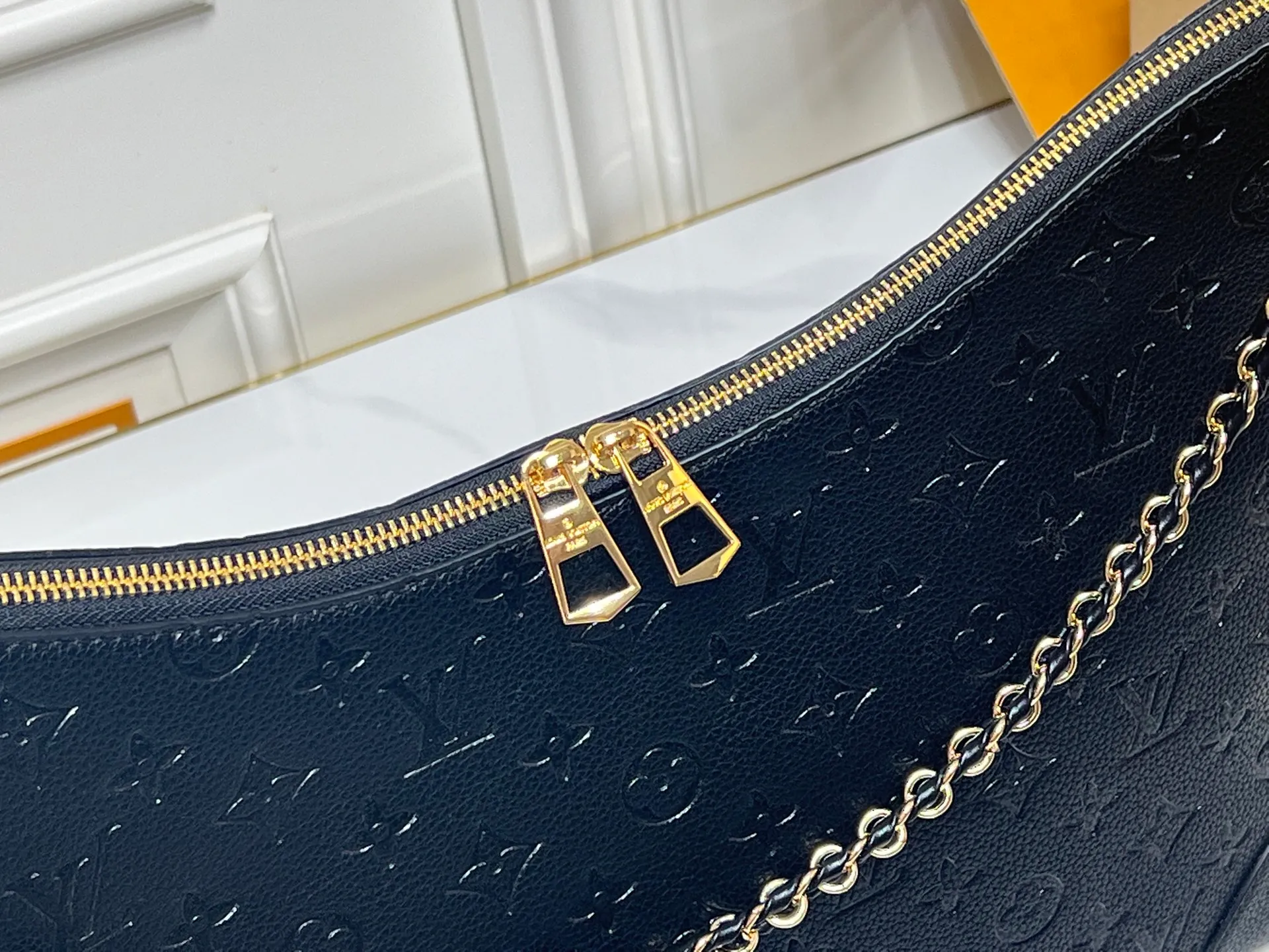 Batch 280💰Upgraded Original M25854 M13706 This classic Boulogne handbag has been upgraded to a spacious GM size, perfect for carrying laptops and other essentials. Inspired by an archival model from 1984, this elegant design is crafted from Monogram Empreinte leather and embellished with an exclusive gold braided chain that can be removed if desired. You can choose to wear it cross-body, over the shoulder or by hand. Dimensions: 40 × 29 × 15 cm (length x height x width)
