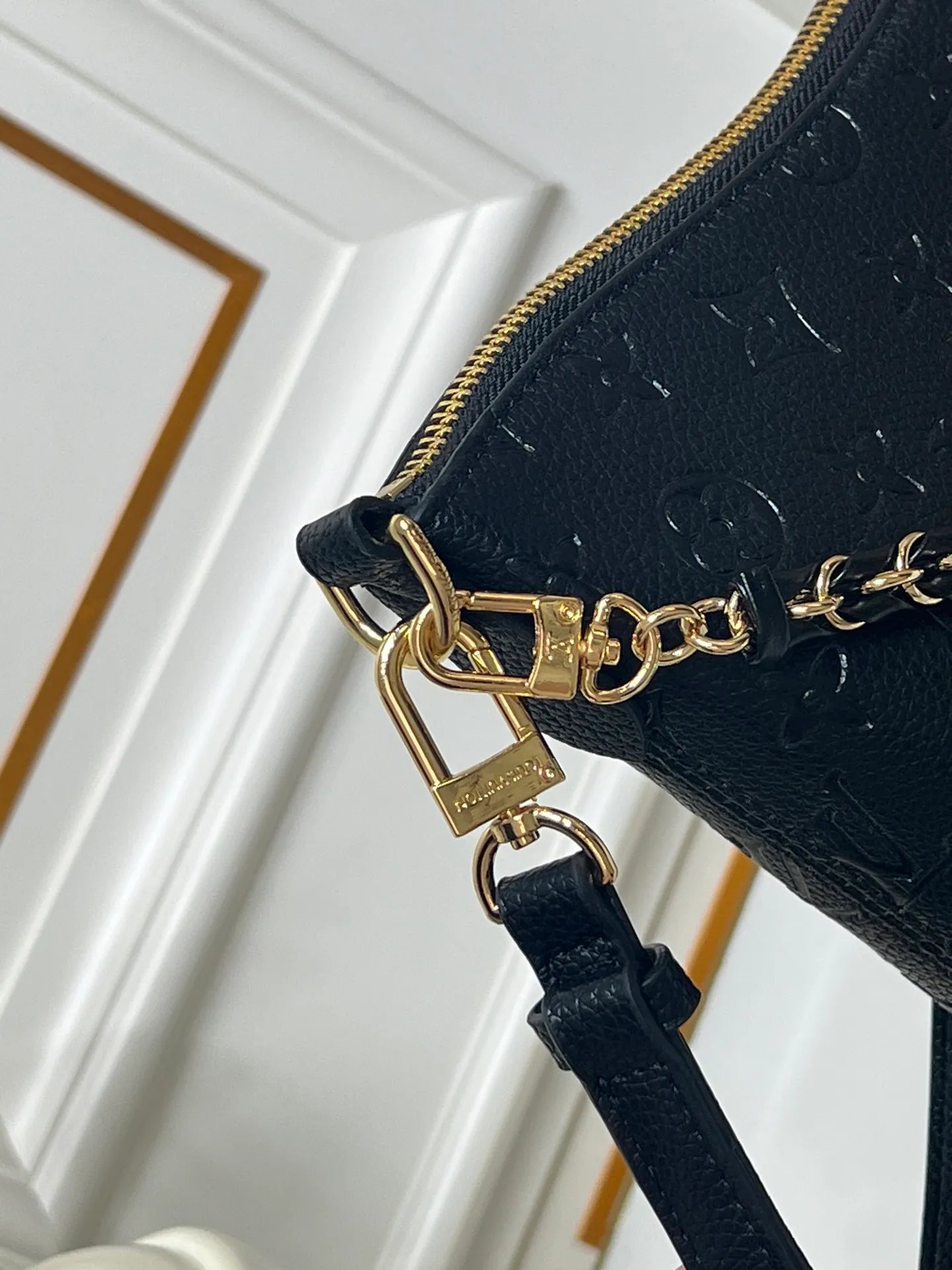 Batch 280💰Upgraded Original M25854 M13706 This classic Boulogne handbag has been upgraded to a spacious GM size, perfect for carrying laptops and other essentials. Inspired by an archival model from 1984, this elegant design is crafted from Monogram Empreinte leather and embellished with an exclusive gold braided chain that can be removed if desired. You can choose to wear it cross-body, over the shoulder or by hand. Dimensions: 40 × 29 × 15 cm (length x height x width)