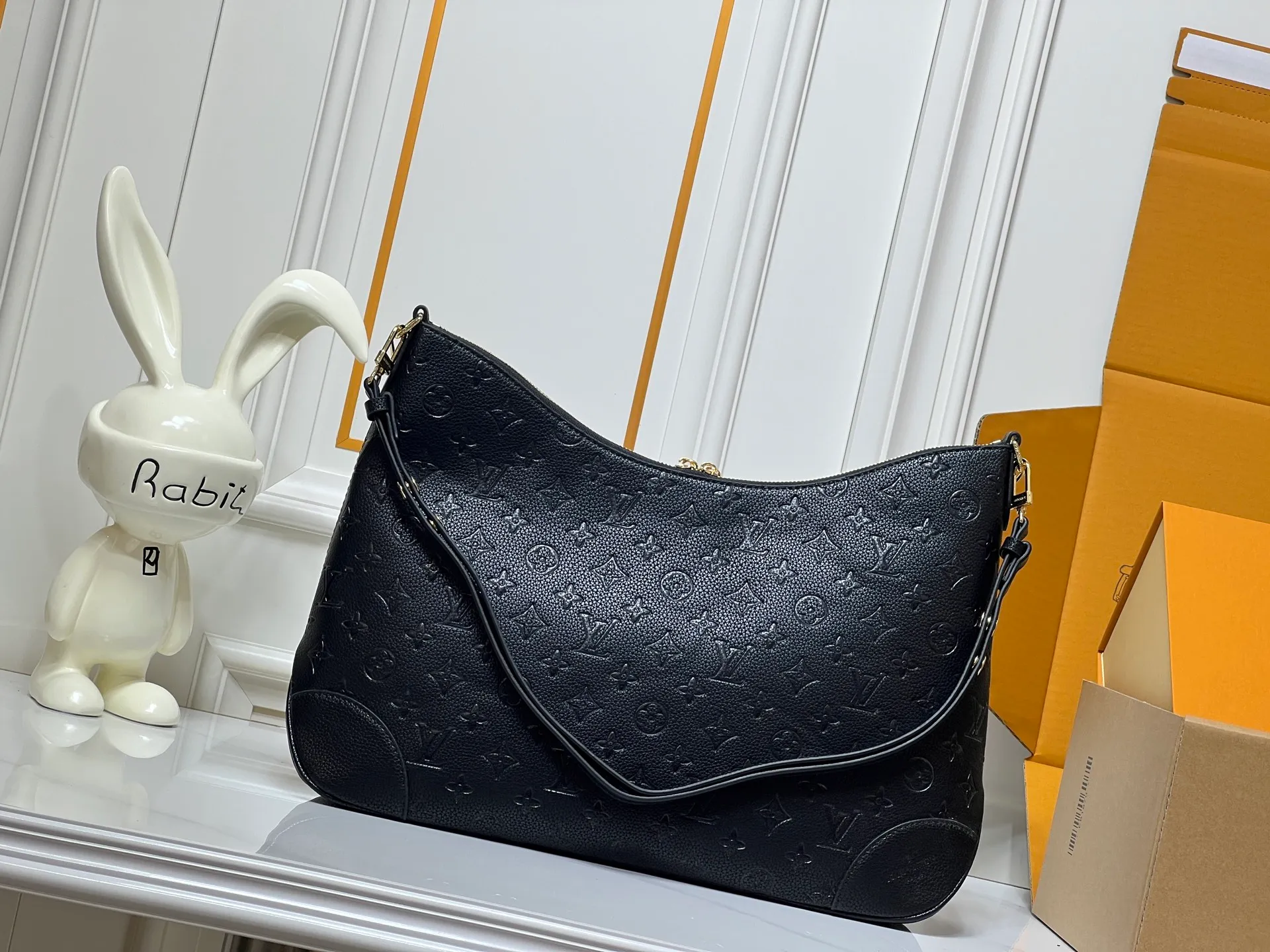 Batch 280💰Upgraded Original M25854 M13706 This classic Boulogne handbag has been upgraded to a spacious GM size, perfect for carrying laptops and other essentials. Inspired by an archival model from 1984, this elegant design is crafted from Monogram Empreinte leather and embellished with an exclusive gold braided chain that can be removed if desired. You can choose to wear it cross-body, over the shoulder or by hand. Dimensions: 40 × 29 × 15 cm (length x height x width)