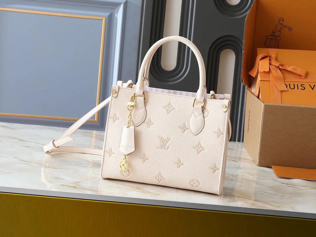 💰240💰Upgraded from the original M14403 M45659 [OnTheGo small handbag], the brand’s classic Monogram Empreinte leather is renewed, using the same tone to outline the pattern. The detachable metal chain decoration highlights the details, the striped fabric lining gives off an elegant atmosphere, and the detachable shoulder strap allows for shoulder or cross-body wear ~ size 25 x 19 x 11.5cm