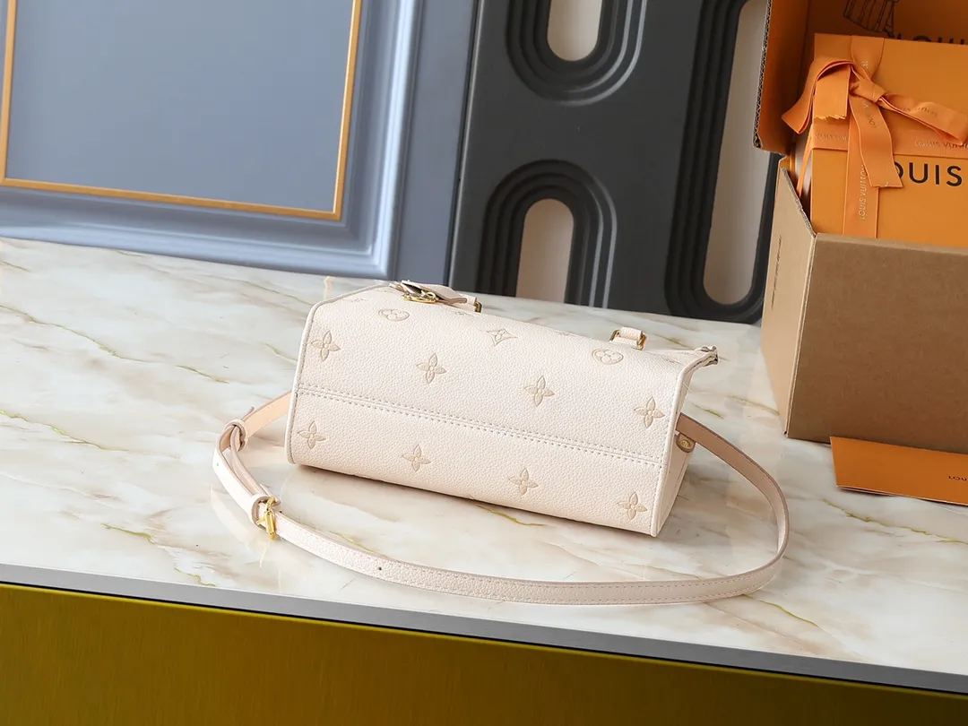💰240💰Upgraded from the original M14403 M45659 [OnTheGo small handbag], the brand’s classic Monogram Empreinte leather is renewed, using the same tone to outline the pattern. The detachable metal chain decoration highlights the details, the striped fabric lining gives off an elegant atmosphere, and the detachable shoulder strap allows for shoulder or cross-body wear ~ size 25 x 19 x 11.5cm