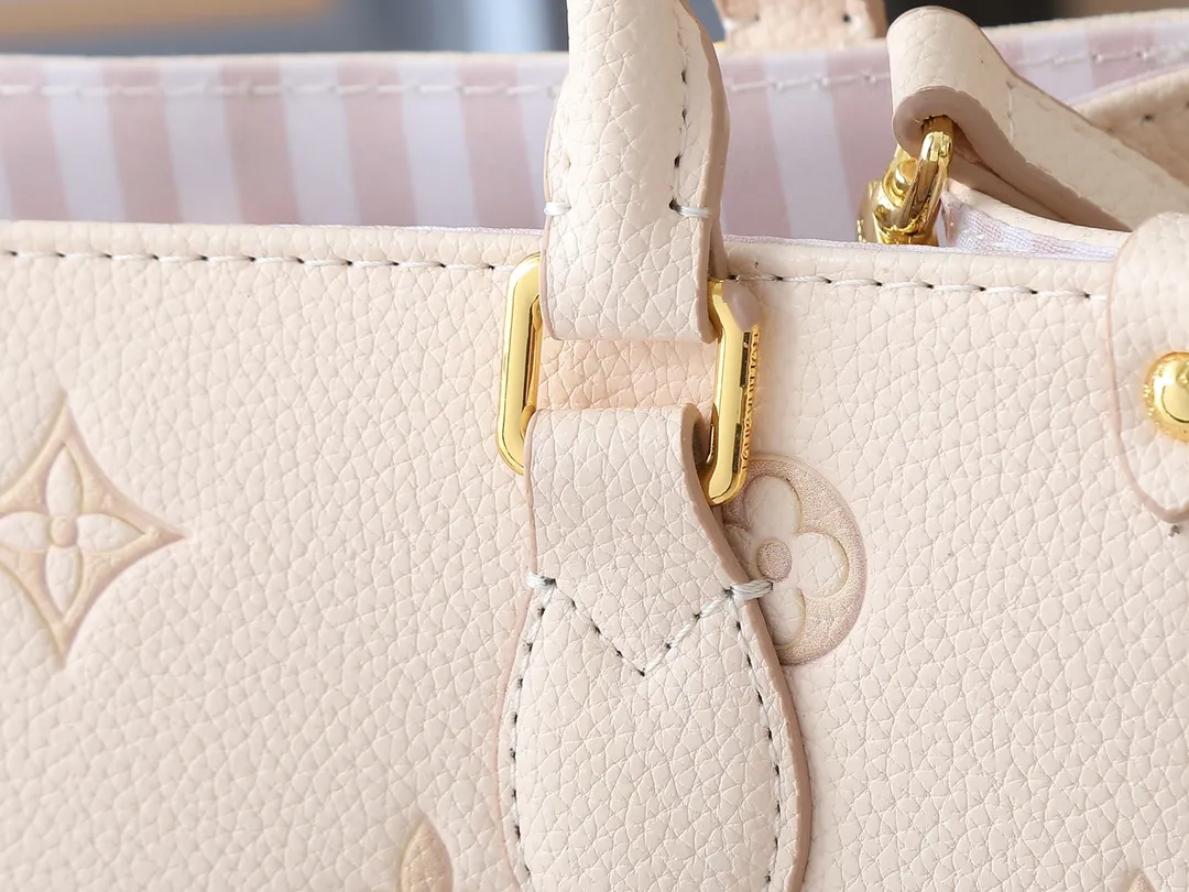 💰240💰Upgraded from the original M14403 M45659 [OnTheGo small handbag], the brand’s classic Monogram Empreinte leather is renewed, using the same tone to outline the pattern. The detachable metal chain decoration highlights the details, the striped fabric lining gives off an elegant atmosphere, and the detachable shoulder strap allows for shoulder or cross-body wear ~ size 25 x 19 x 11.5cm