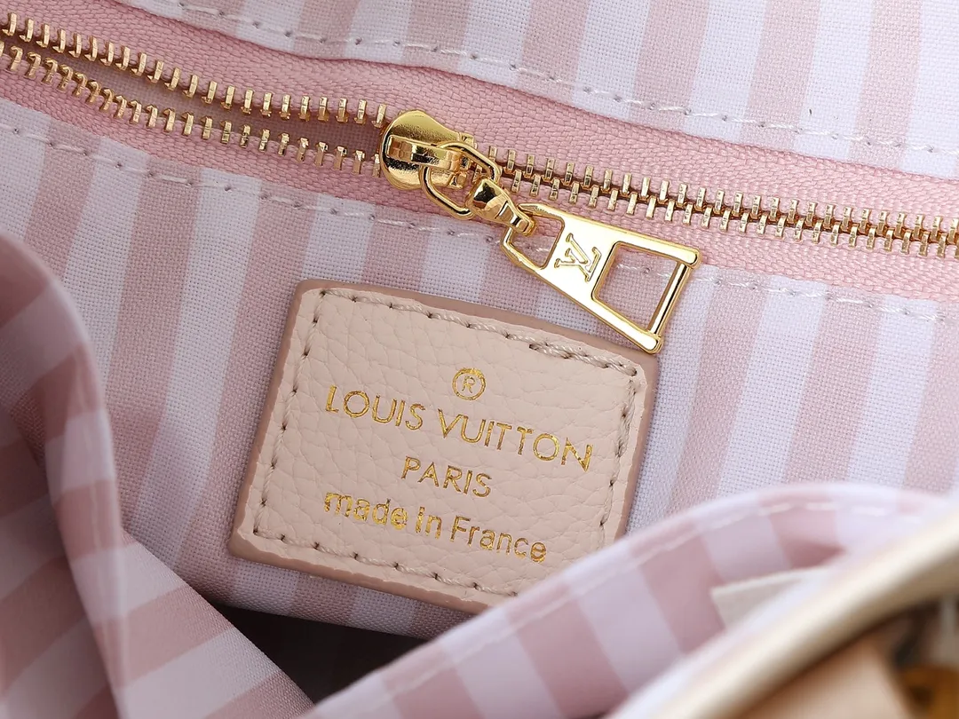 💰240💰Upgraded from the original M14403 M45659 [OnTheGo small handbag], the brand’s classic Monogram Empreinte leather is renewed, using the same tone to outline the pattern. The detachable metal chain decoration highlights the details, the striped fabric lining gives off an elegant atmosphere, and the detachable shoulder strap allows for shoulder or cross-body wear ~ size 25 x 19 x 11.5cm