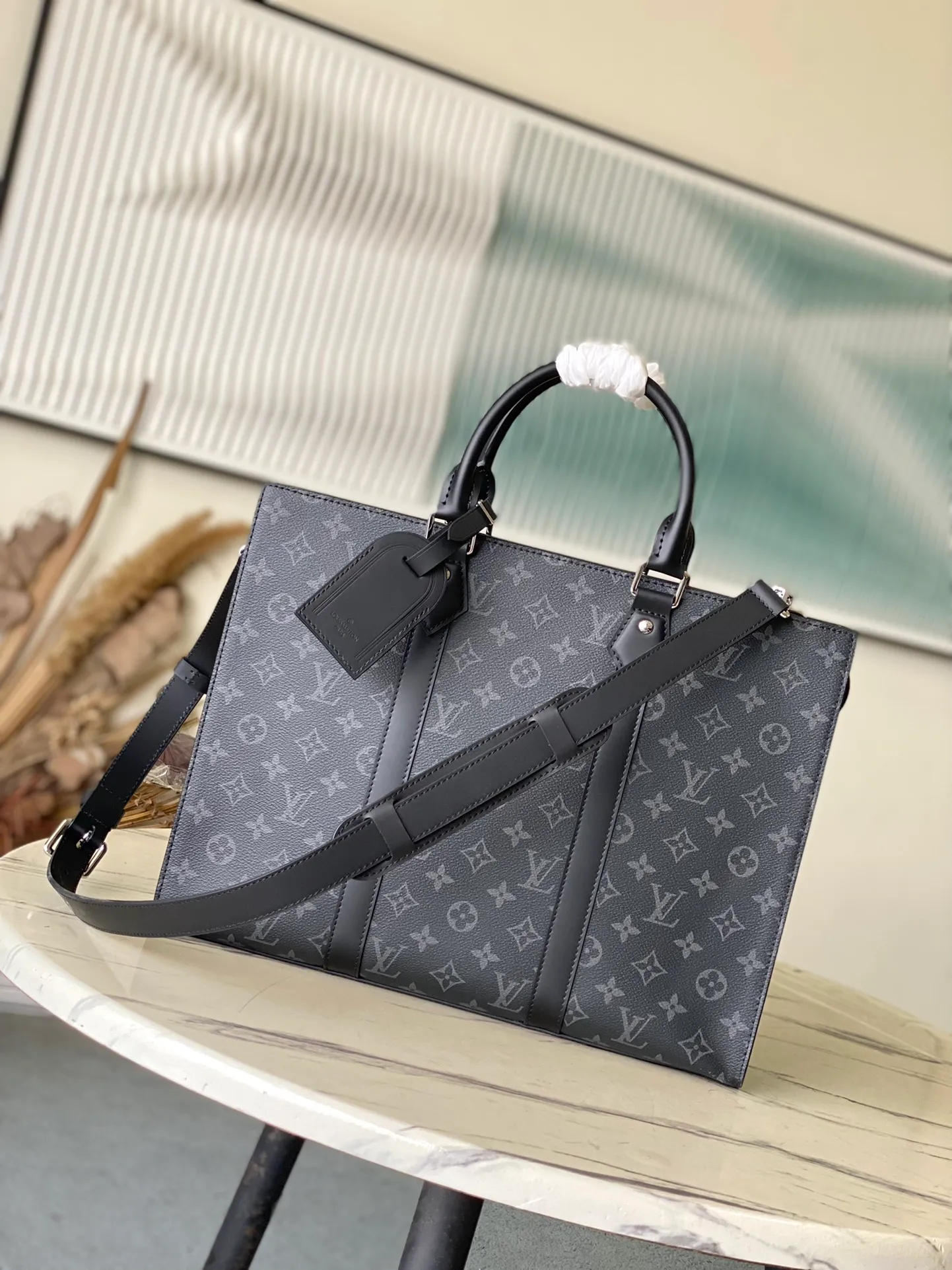 💰1020 Top Original Order M11742 This Sac Plat Horizontal Zippe handbag uses luxurious leather to shape the shoulder straps, side structure and reinforced straps, using modern touches to interpret the elegant style. The briefcase-sized design features a padded interior slip pocket to easily store a laptop and can be worn handheld or cross-body. Dimensions: 39.8 × 30.2 × 5 cm