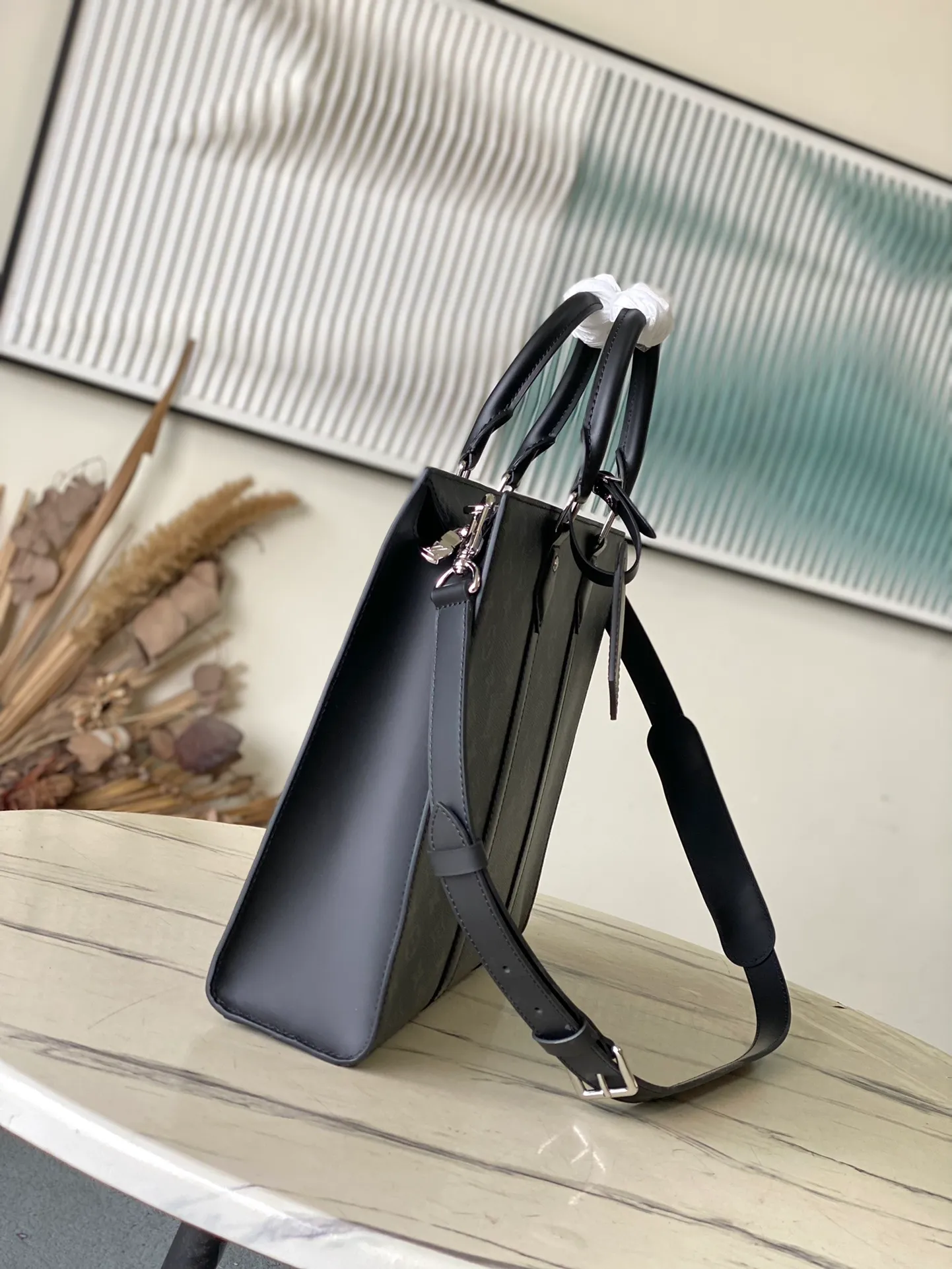 💰1020 Top Original Order M11742 This Sac Plat Horizontal Zippe handbag uses luxurious leather to shape the shoulder straps, side structure and reinforced straps, using modern touches to interpret the elegant style. The briefcase-sized design features a padded interior slip pocket to easily store a laptop and can be worn handheld or cross-body. Dimensions: 39.8 × 30.2 × 5 cm