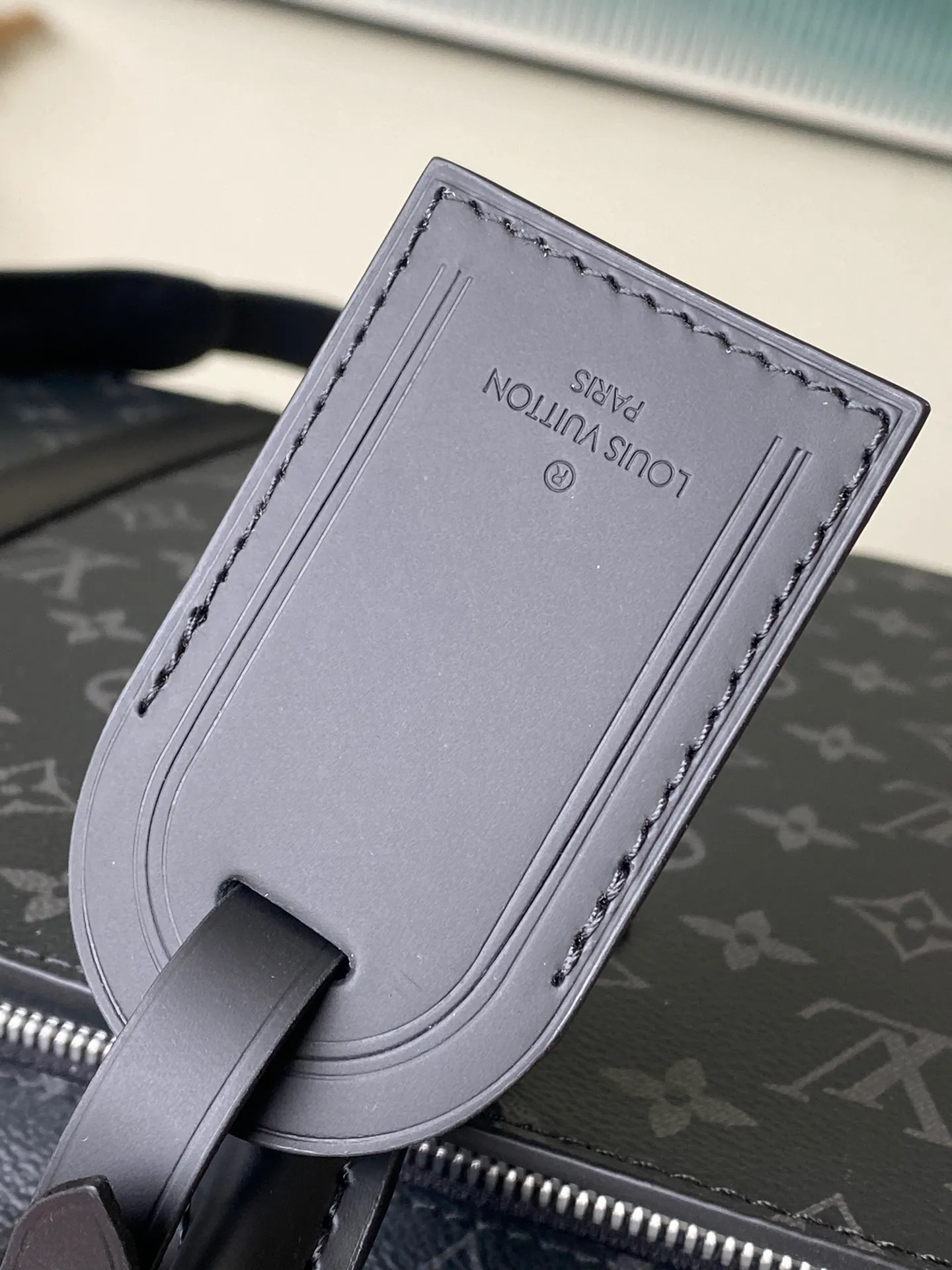 💰1020 Top Original Order M11742 This Sac Plat Horizontal Zippe handbag uses luxurious leather to shape the shoulder straps, side structure and reinforced straps, using modern touches to interpret the elegant style. The briefcase-sized design features a padded interior slip pocket to easily store a laptop and can be worn handheld or cross-body. Dimensions: 39.8 × 30.2 × 5 cm