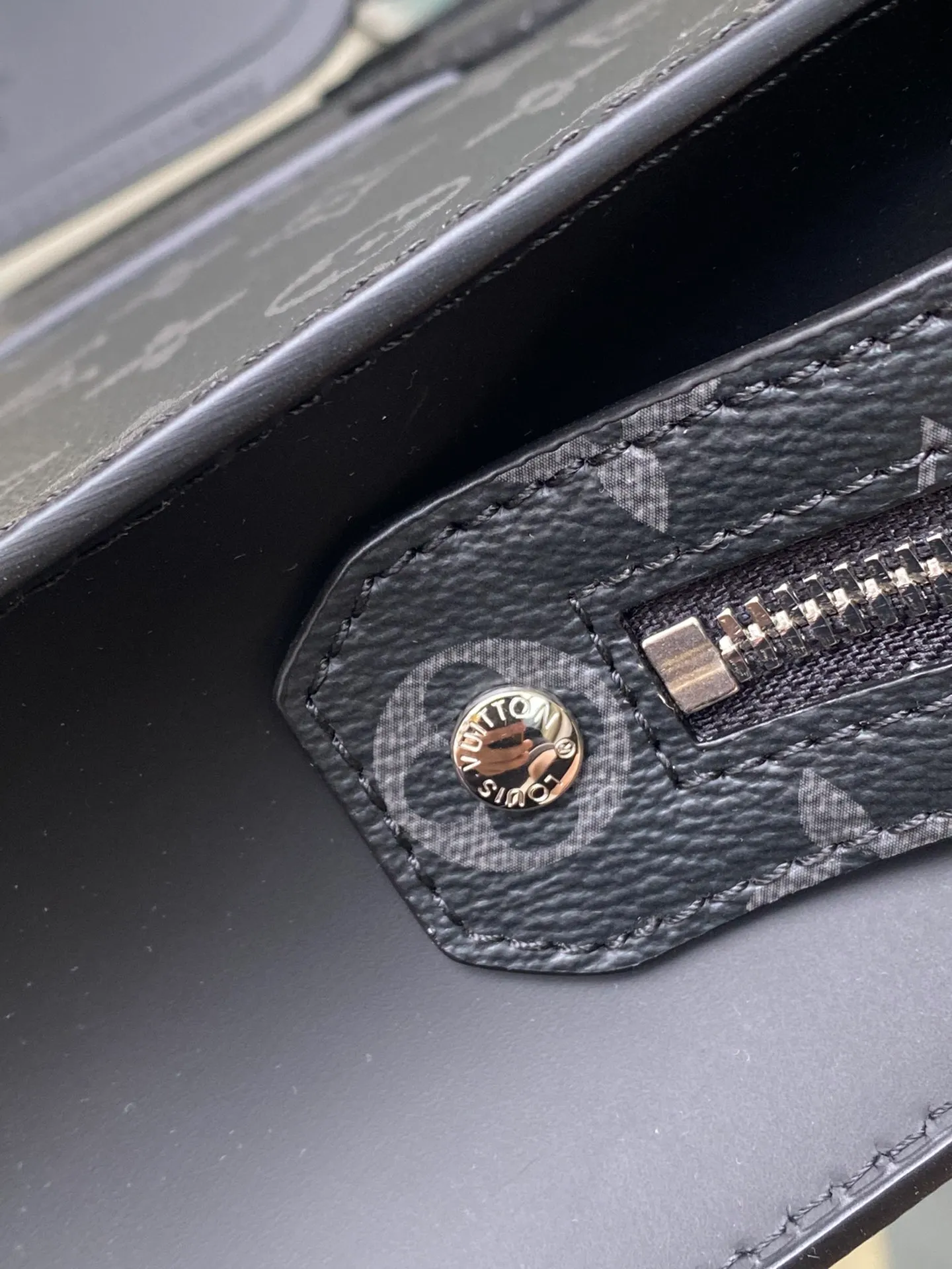 💰1020 Top Original Order M11742 This Sac Plat Horizontal Zippe handbag uses luxurious leather to shape the shoulder straps, side structure and reinforced straps, using modern touches to interpret the elegant style. The briefcase-sized design features a padded interior slip pocket to easily store a laptop and can be worn handheld or cross-body. Dimensions: 39.8 × 30.2 × 5 cm