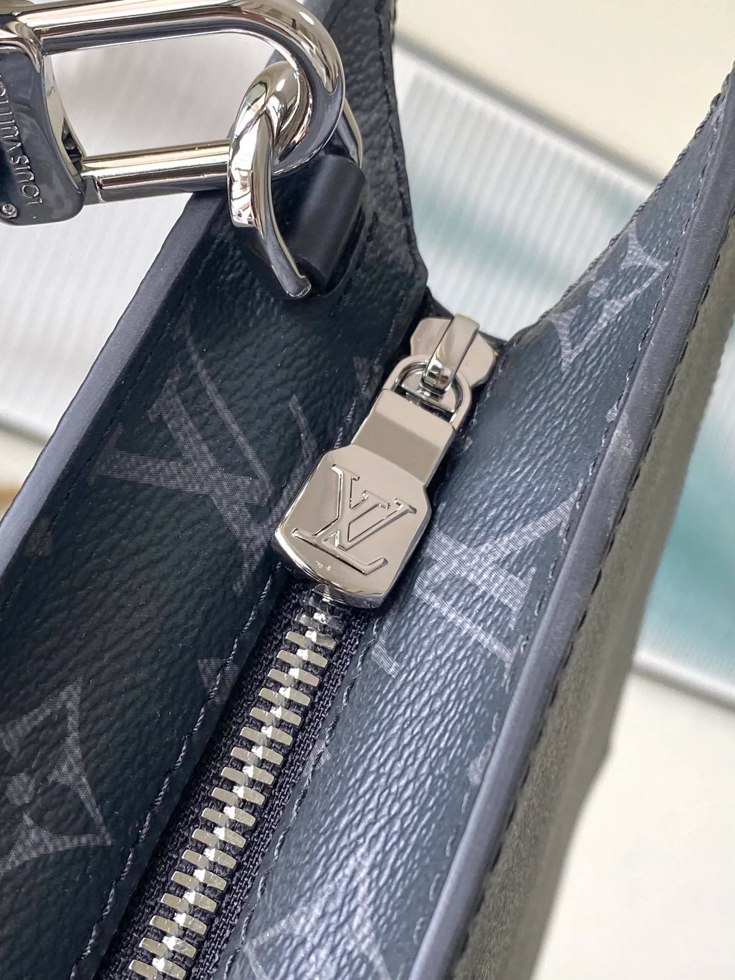 💰1020 Top Original Order M11742 This Sac Plat Horizontal Zippe handbag uses luxurious leather to shape the shoulder straps, side structure and reinforced straps, using modern touches to interpret the elegant style. The briefcase-sized design features a padded interior slip pocket to easily store a laptop and can be worn handheld or cross-body. Dimensions: 39.8 × 30.2 × 5 cm
