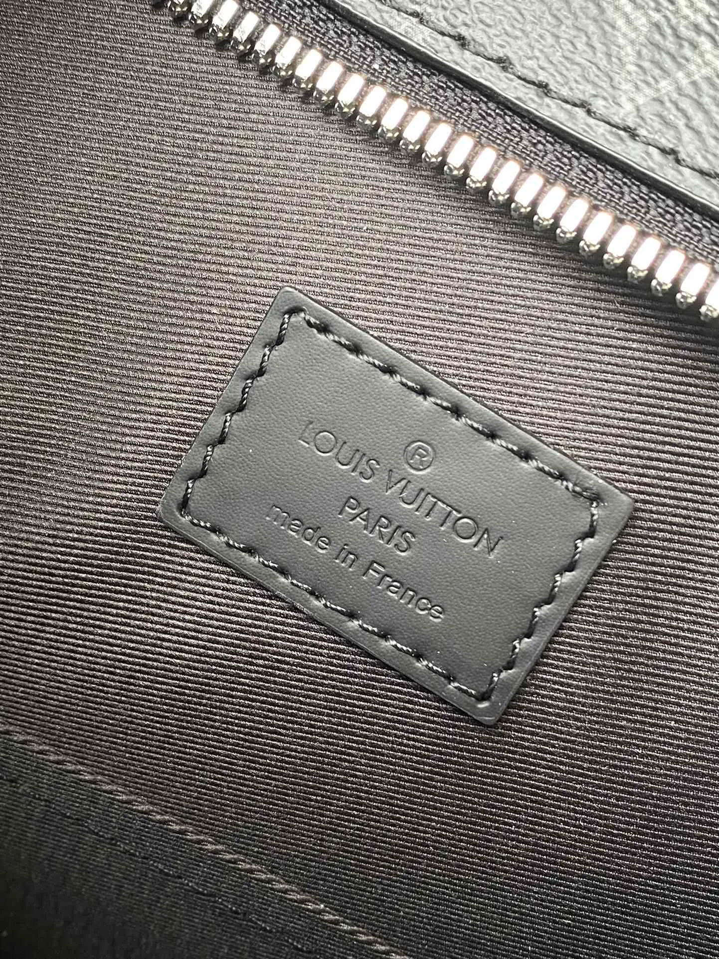 💰1020 Top Original Order M11742 This Sac Plat Horizontal Zippe handbag uses luxurious leather to shape the shoulder straps, side structure and reinforced straps, using modern touches to interpret the elegant style. The briefcase-sized design features a padded interior slip pocket to easily store a laptop and can be worn handheld or cross-body. Dimensions: 39.8 × 30.2 × 5 cm