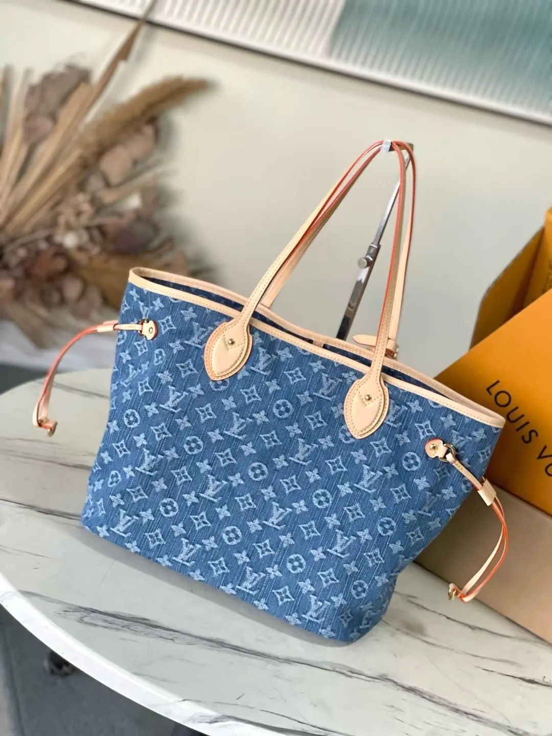 💰1220 Top original order M13192 This medium-sized Neverfull handbag is made of Monogram denim with cow leather trim. The adjustable straps on the side can flexibly tighten the silhouette, making it a classic choice for urban travel. There is plenty of space to easily store a 13-inch laptop, and multiple pockets such as a detachable zipper bag complete the functionality. Dimensions: 31 × 28 × 14 cm