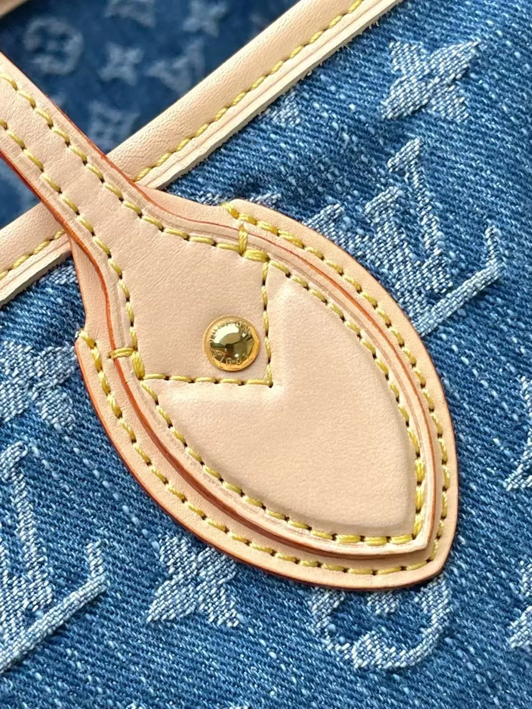 💰1220 Top original order M13192 This medium-sized Neverfull handbag is made of Monogram denim with cow leather trim. The adjustable straps on the side can flexibly tighten the silhouette, making it a classic choice for urban travel. There is plenty of space to easily store a 13-inch laptop, and multiple pockets such as a detachable zipper bag complete the functionality. Dimensions: 31 × 28 × 14 cm