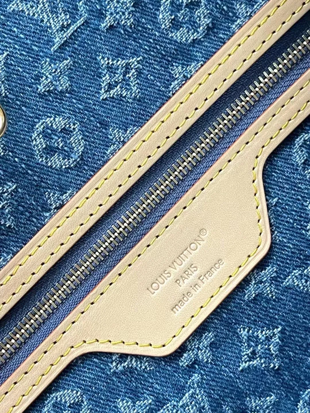 💰1220 Top original order M13192 This medium-sized Neverfull handbag is made of Monogram denim with cow leather trim. The adjustable straps on the side can flexibly tighten the silhouette, making it a classic choice for urban travel. There is plenty of space to easily store a 13-inch laptop, and multiple pockets such as a detachable zipper bag complete the functionality. Dimensions: 31 × 28 × 14 cm