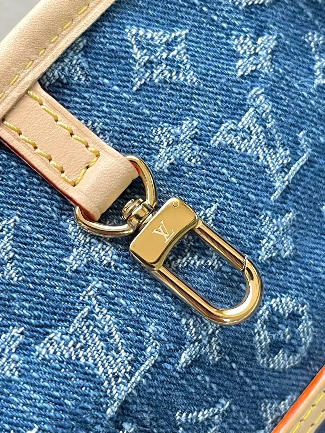 💰1220 Top original order M13192 This medium-sized Neverfull handbag is made of Monogram denim with cow leather trim. The adjustable straps on the side can flexibly tighten the silhouette, making it a classic choice for urban travel. There is plenty of space to easily store a 13-inch laptop, and multiple pockets such as a detachable zipper bag complete the functionality. Dimensions: 31 × 28 × 14 cm