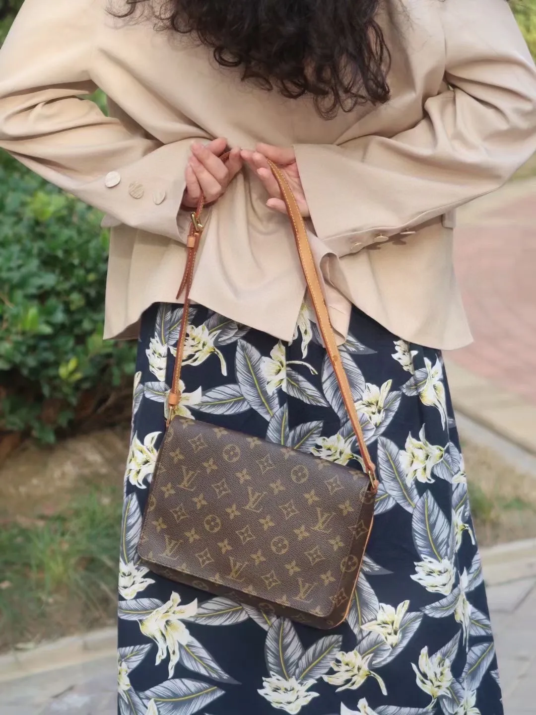 Batch 240💰Changing leather🔥Upgraded version of the second-hand messenger bag M51257 presbyopia, a new interpretation of the Neverfull classic, explore the exquisite details inside the bag. Inspired by vintage details from the Louis Vuitton archives, bright lining tones add a more lively feel to the classic Monogram canvas. The size is just right, the size shouldn’t be too suitable🤗 The adjustable shoulder strap is a versatile piece that doesn’t matter the season or clothes. Dimensions 🌸25 x 22x4