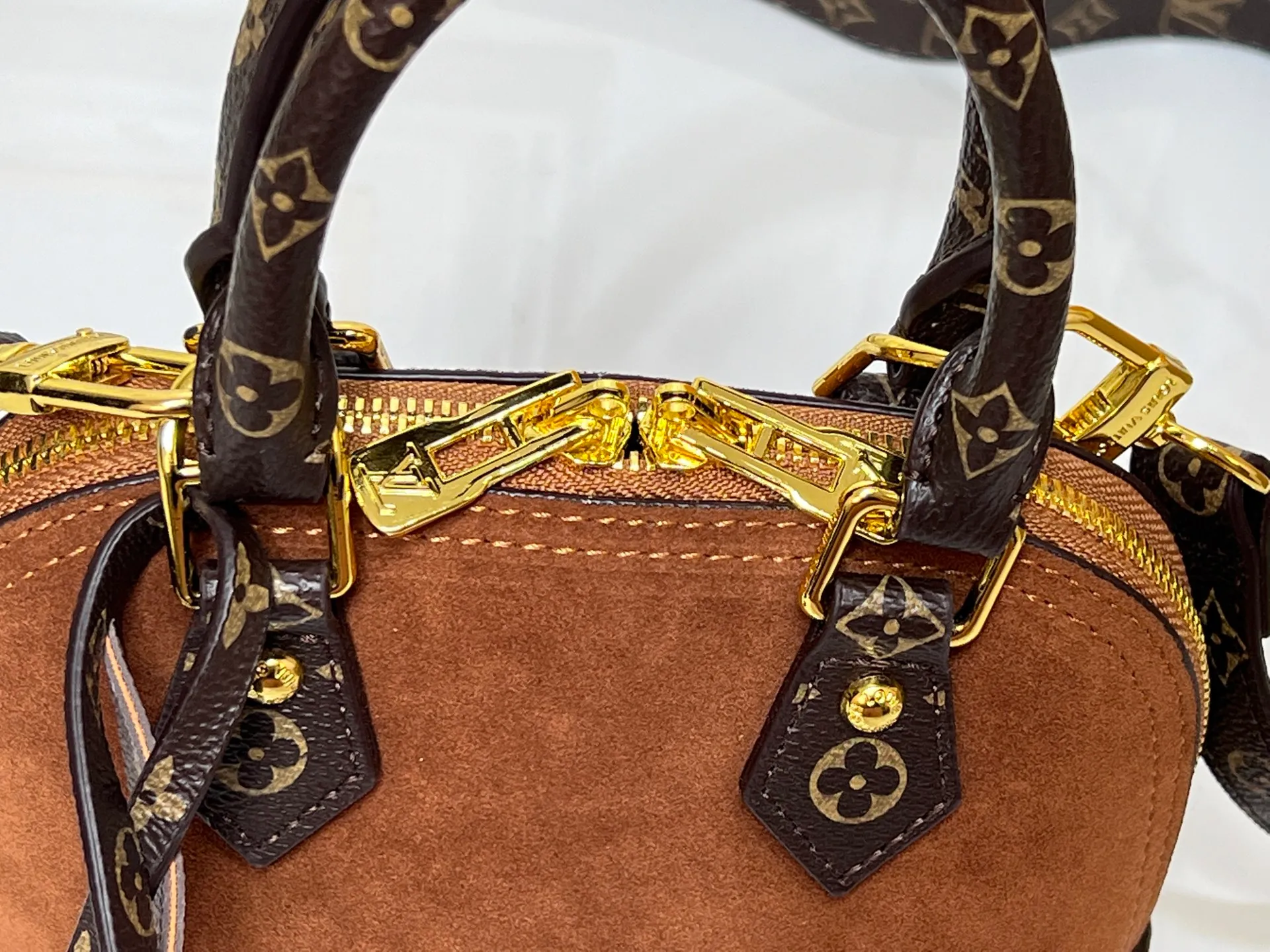 Batch 280💰Presbyopia brown M53152 M90611 M82717 Louis Vuitton's iconic handbag, one of the most structured and structured. Its prototype is a piece designed by Gaston Vuitton and named after the Alma Bridge, which connects two adjacent fashionable districts in Paris. Signature Monogram canvas gives it a classic feel. Dimensions: 18 x 12x 8 cm (length x height x width)