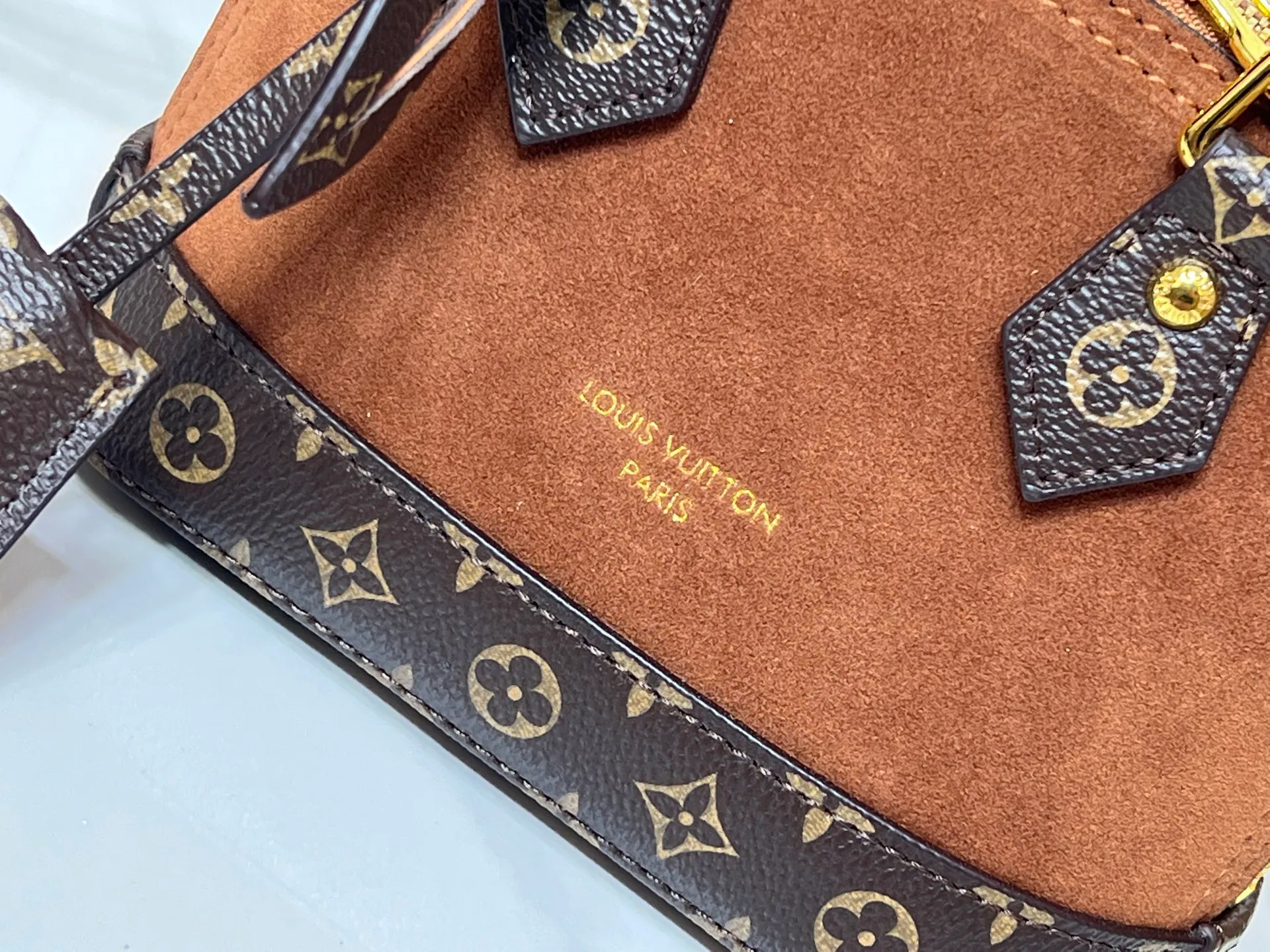 Batch 280💰Presbyopia brown M53152 M90611 M82717 Louis Vuitton's iconic handbag, one of the most structured and structured. Its prototype is a piece designed by Gaston Vuitton and named after the Alma Bridge, which connects two adjacent fashionable districts in Paris. Signature Monogram canvas gives it a classic feel. Dimensions: 18 x 12x 8 cm (length x height x width)