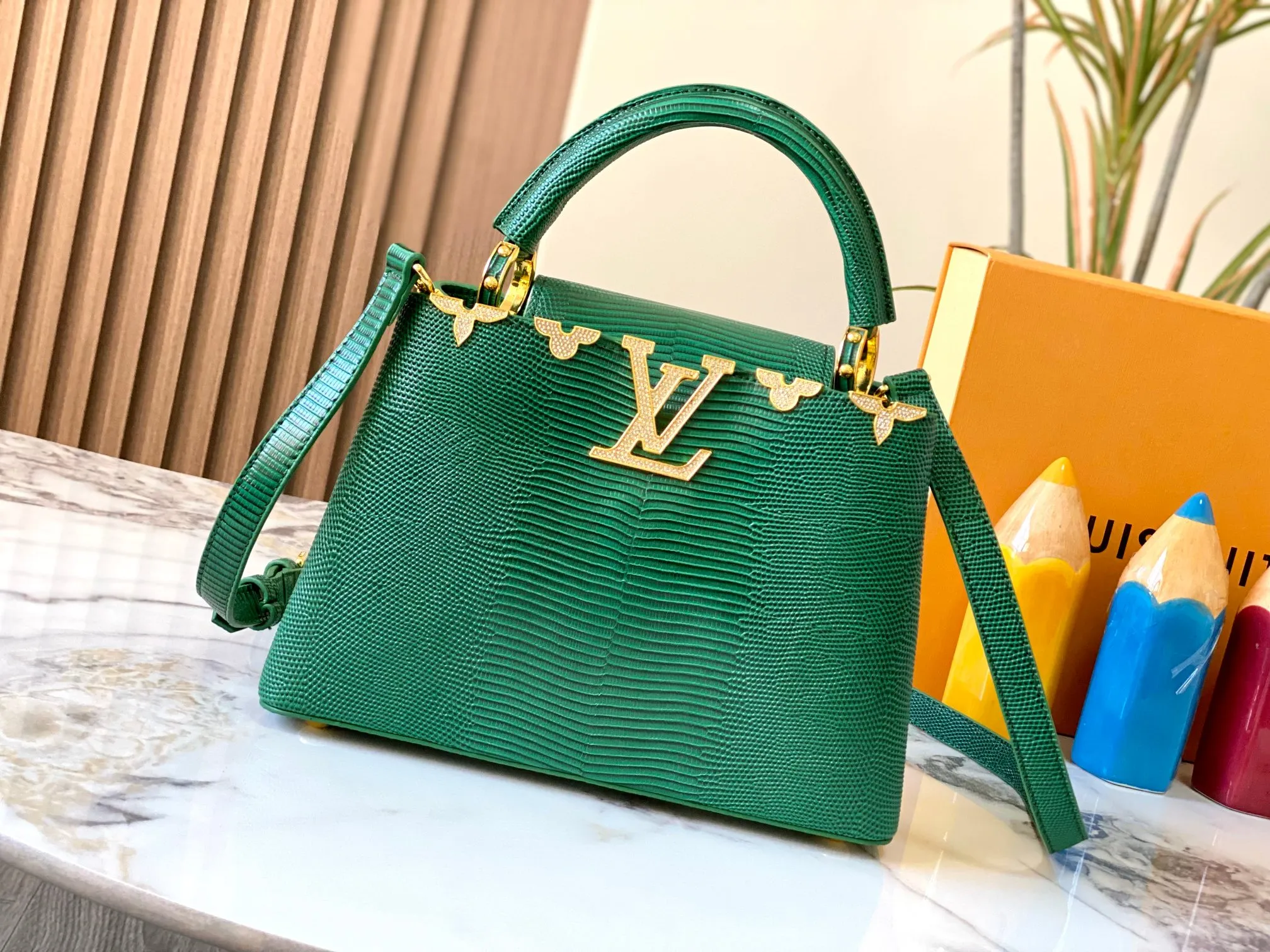 Top original P460 Guangzhou-made M12297 green lizard skin with gold diamond corolla 🔺This CapucinesBB handbag exquisitely combines the elegant lizard skin outer layer, delicate sheepskin lining and Yingze metal parts. The iconic flap achieves two styles. The LV logo can be read on the inside and Monogram flowers bloom on the outside. It lights up the corner of the evening occasion and adds a personalized atmosphere to the wardrobe. Shine gorgeous style in day and night occasions.  Detailed features 27 x 18 x 9 cm (length x height x width)