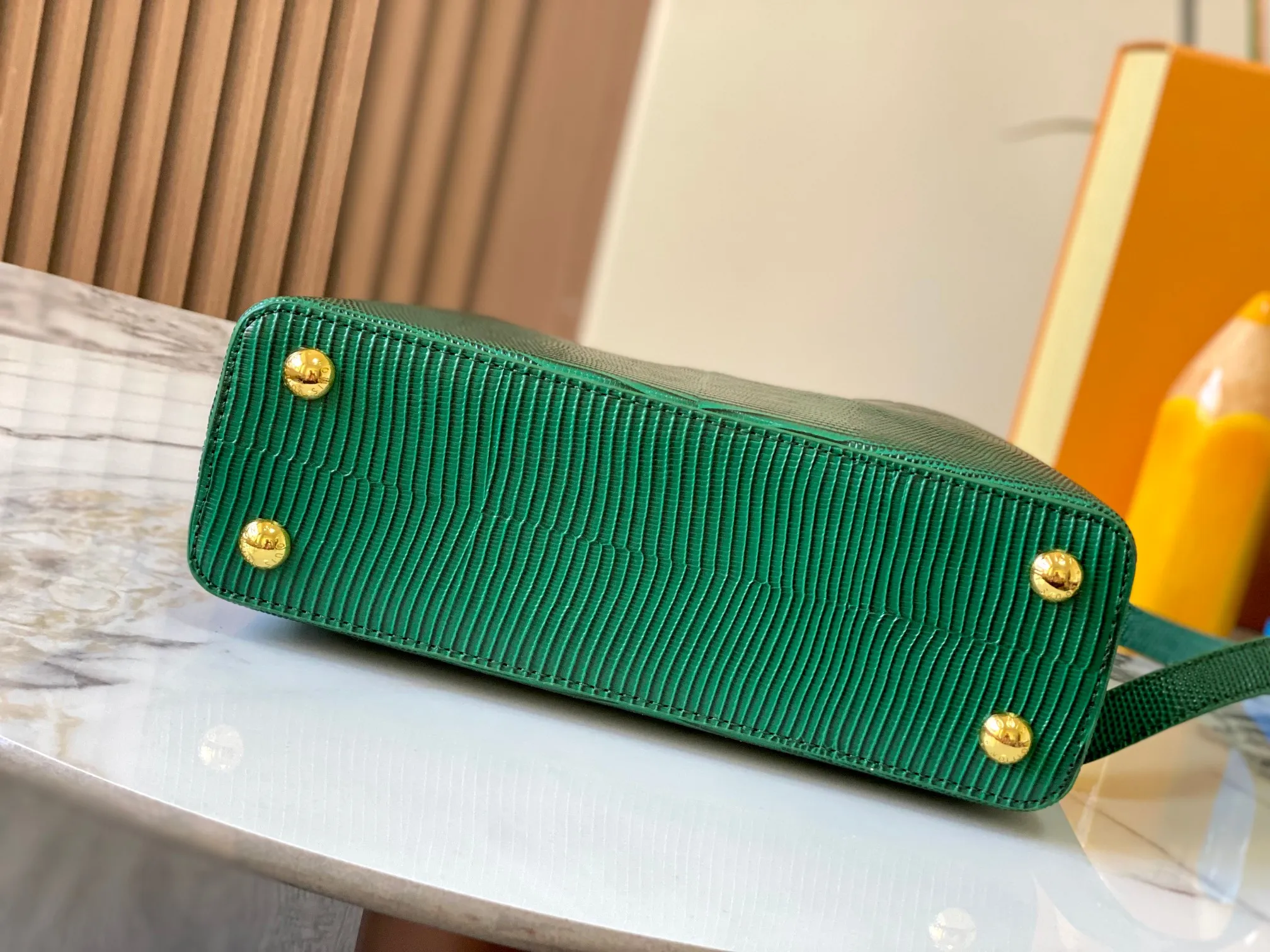 Top original P460 Guangzhou-made M12297 green lizard skin with gold diamond corolla 🔺This CapucinesBB handbag exquisitely combines the elegant lizard skin outer layer, delicate sheepskin lining and Yingze metal parts. The iconic flap achieves two styles. The LV logo can be read on the inside and Monogram flowers bloom on the outside. It lights up the corner of the evening occasion and adds a personalized atmosphere to the wardrobe. Shine gorgeous style in day and night occasions.  Detailed features 27 x 18 x 9 cm (length x height x width)