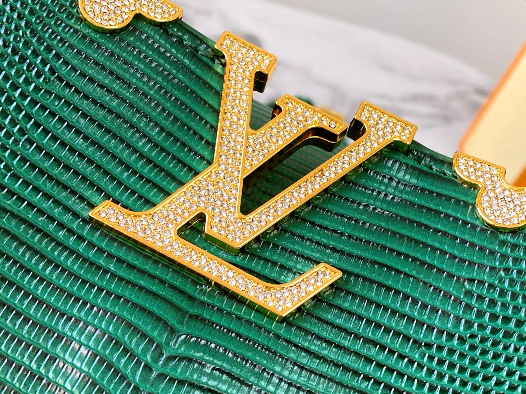 Top original P460 Guangzhou-made M12297 green lizard skin with gold diamond corolla 🔺This CapucinesBB handbag exquisitely combines the elegant lizard skin outer layer, delicate sheepskin lining and Yingze metal parts. The iconic flap achieves two styles. The LV logo can be read on the inside and Monogram flowers bloom on the outside. It lights up the corner of the evening occasion and adds a personalized atmosphere to the wardrobe. Shine gorgeous style in day and night occasions.  Detailed features 27 x 18 x 9 cm (length x height x width)