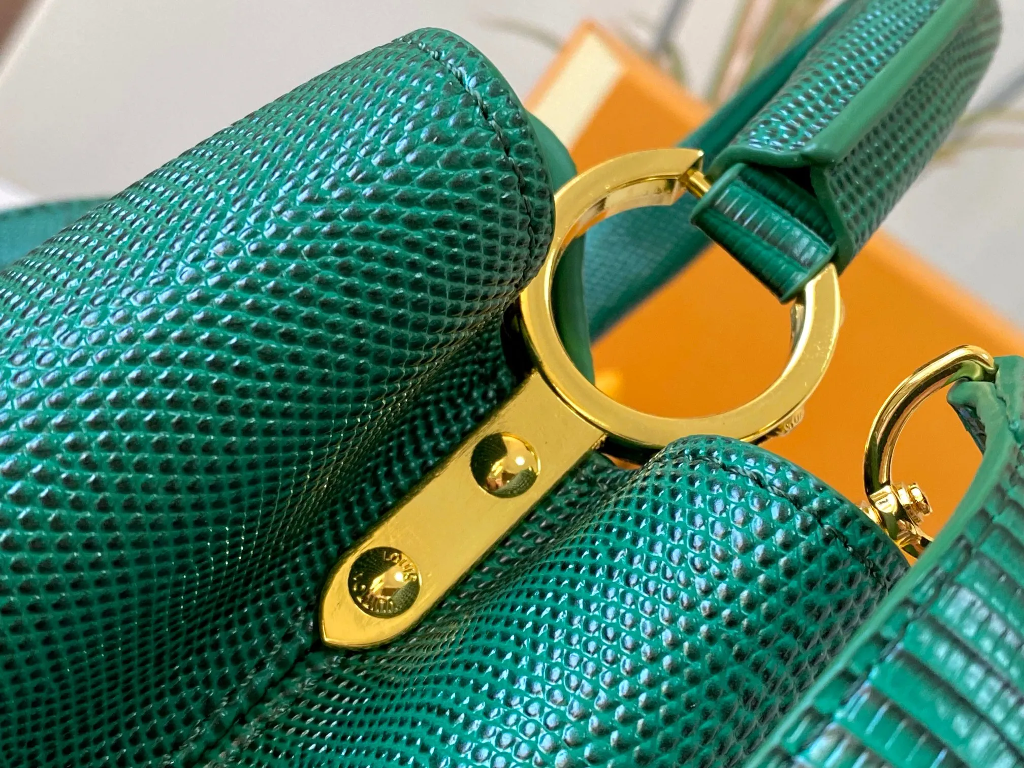 Top original P460 Guangzhou-made M12297 green lizard skin with gold diamond corolla 🔺This CapucinesBB handbag exquisitely combines the elegant lizard skin outer layer, delicate sheepskin lining and Yingze metal parts. The iconic flap achieves two styles. The LV logo can be read on the inside and Monogram flowers bloom on the outside. It lights up the corner of the evening occasion and adds a personalized atmosphere to the wardrobe. Shine gorgeous style in day and night occasions.  Detailed features 27 x 18 x 9 cm (length x height x width)