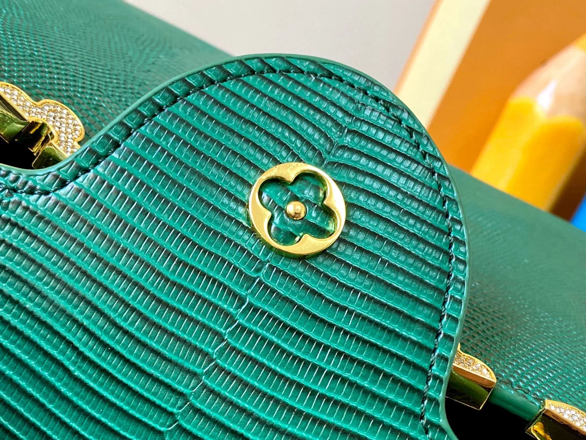 Top original P460 Guangzhou-made M12297 green lizard skin with gold diamond corolla 🔺This CapucinesBB handbag exquisitely combines the elegant lizard skin outer layer, delicate sheepskin lining and Yingze metal parts. The iconic flap achieves two styles. The LV logo can be read on the inside and Monogram flowers bloom on the outside. It lights up the corner of the evening occasion and adds a personalized atmosphere to the wardrobe. Shine gorgeous style in day and night occasions.  Detailed features 27 x 18 x 9 cm (length x height x width)