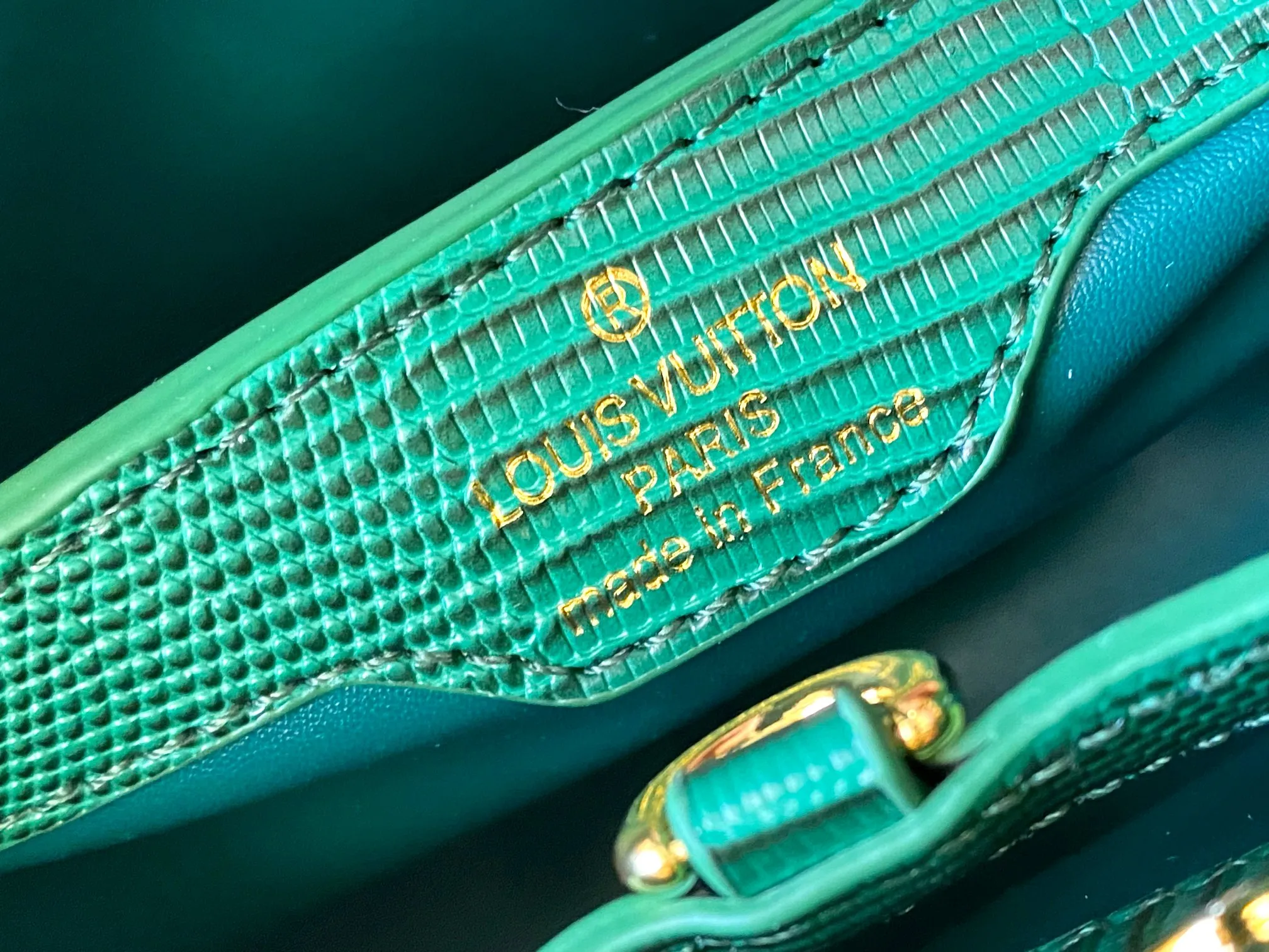 Top original P460 Guangzhou-made M12297 green lizard skin with gold diamond corolla 🔺This CapucinesBB handbag exquisitely combines the elegant lizard skin outer layer, delicate sheepskin lining and Yingze metal parts. The iconic flap achieves two styles. The LV logo can be read on the inside and Monogram flowers bloom on the outside. It lights up the corner of the evening occasion and adds a personalized atmosphere to the wardrobe. Shine gorgeous style in day and night occasions.  Detailed features 27 x 18 x 9 cm (length x height x width)