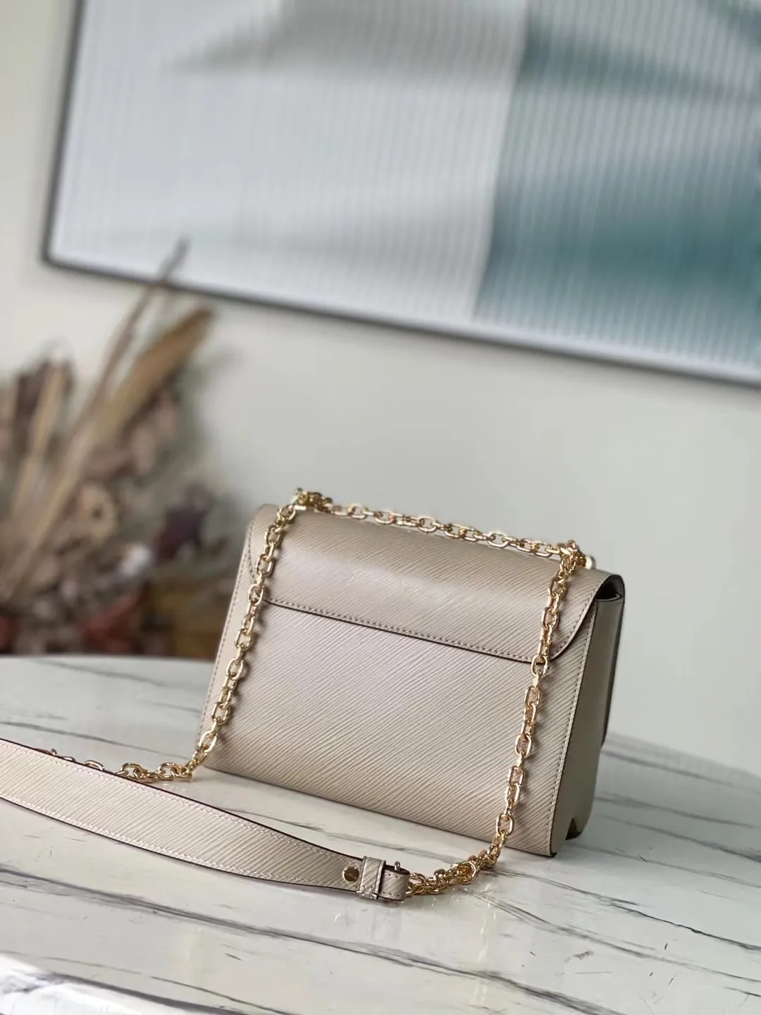 💰1160 (top-grain leather) top-quality original M21112 elephant gray Twist handbag made its debut at the 2015 Cruise early spring show and became a new classic of the brand. This medium Twist chain bag is crafted from iconic Epi leather and features the LV Twist lock in dazzling metal. The wavy bottom creates ample space, and the sliding chain shoulder strap can be folded over the shoulder or unfolded to be worn cross-body, making it easy to shine day and night. Dimensions: 23 x 17 x 9.5 cm