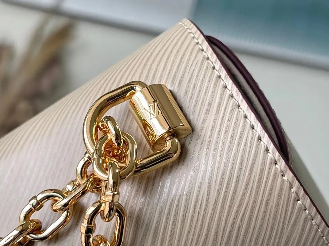 💰1160 (top-grain leather) top-quality original M21112 elephant gray Twist handbag made its debut at the 2015 Cruise early spring show and became a new classic of the brand. This medium Twist chain bag is crafted from iconic Epi leather and features the LV Twist lock in dazzling metal. The wavy bottom creates ample space, and the sliding chain shoulder strap can be folded over the shoulder or unfolded to be worn cross-body, making it easy to shine day and night. Dimensions: 23 x 17 x 9.5 cm