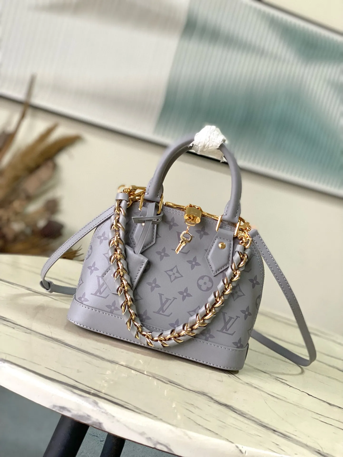 💰1220 (top layer leather) top original order M12561 Monogram Ink series launches the Alma BB handbag, which interprets the original design in 1934 with cow leather covered with the brand's Monogram pattern. The new braided chain adds elegance and allows for a short shoulder option. Dimensions: 23.5 × 17.5 × 11.5 cm
