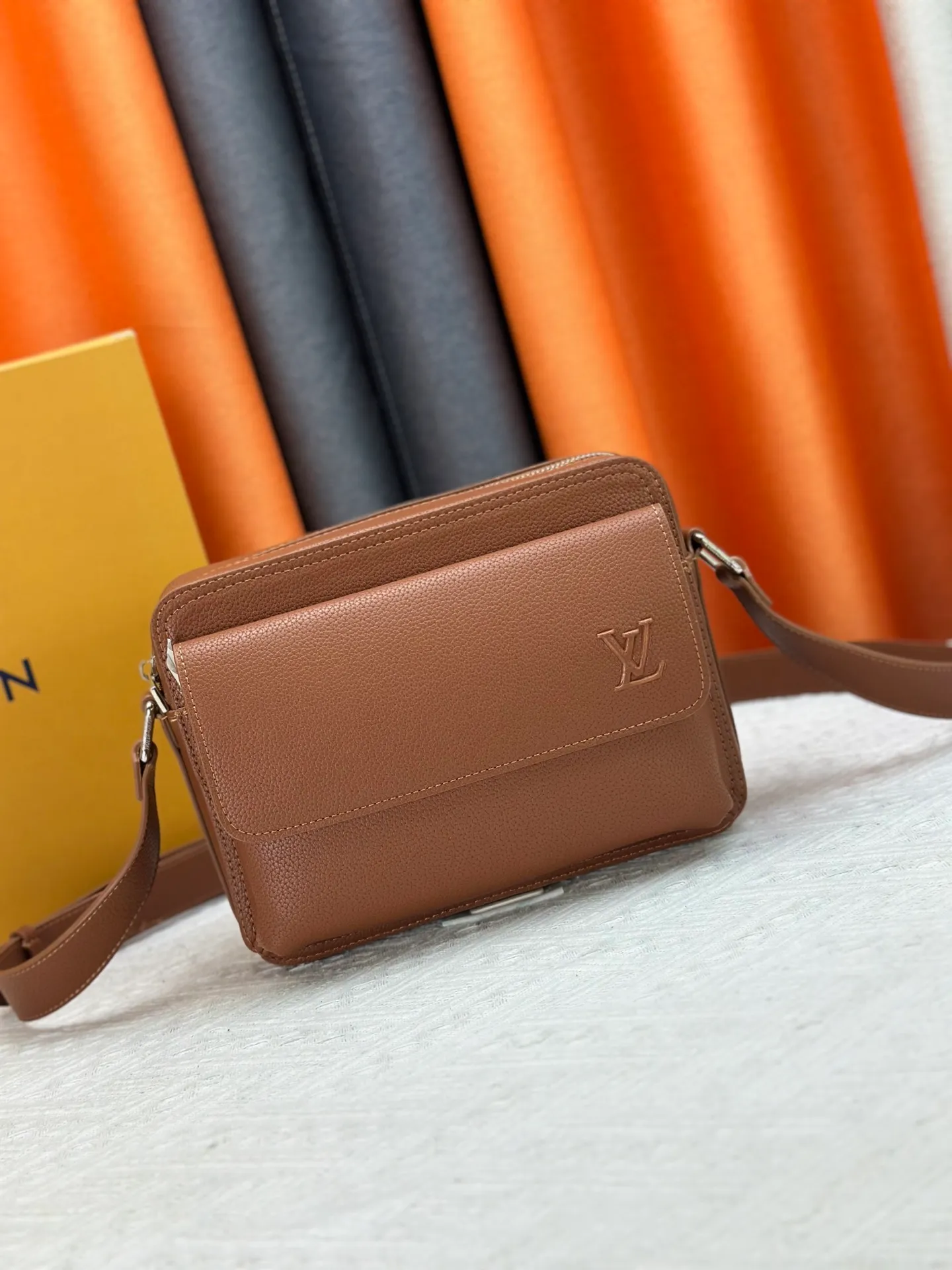 P260 Upgraded from the original M15265 M15260 M25981 This Boarding messenger bag is made of lightweight and wear-resistant waxed cow leather. It has a compact structure with internal and external patch pockets for proper storage of an 8.3-inch tablet. Adjustable leather shoulder strap upgrades comfort. Dimensions: 24 x 18 x 9 (cm) ((length x height x width)