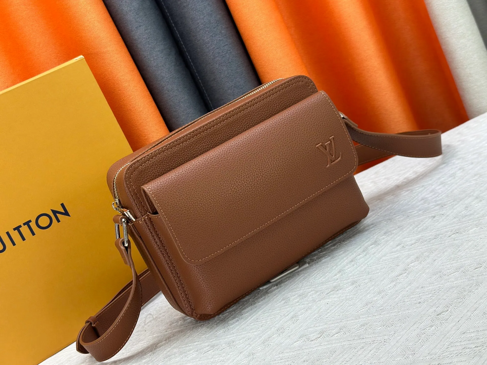 P260 Upgraded from the original M15265 M15260 M25981 This Boarding messenger bag is made of lightweight and wear-resistant waxed cow leather. It has a compact structure with internal and external patch pockets for proper storage of an 8.3-inch tablet. Adjustable leather shoulder strap upgrades comfort. Dimensions: 24 x 18 x 9 (cm) ((length x height x width)