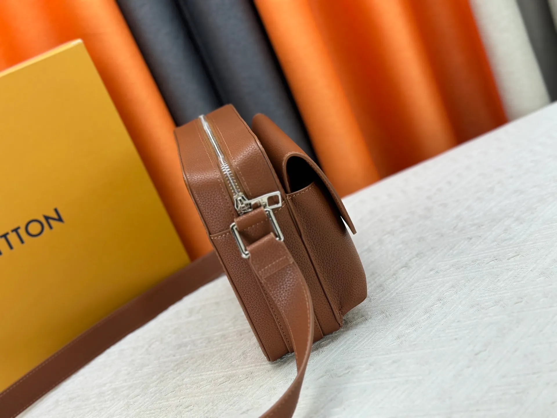 P260 Upgraded from the original M15265 M15260 M25981 This Boarding messenger bag is made of lightweight and wear-resistant waxed cow leather. It has a compact structure with internal and external patch pockets for proper storage of an 8.3-inch tablet. Adjustable leather shoulder strap upgrades comfort. Dimensions: 24 x 18 x 9 (cm) ((length x height x width)