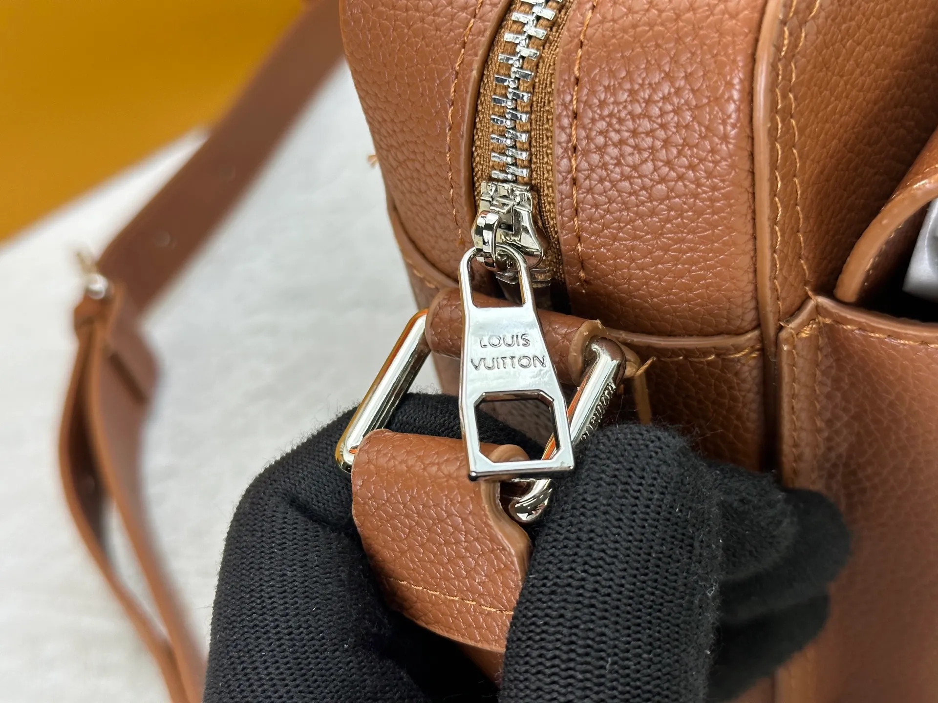P260 Upgraded from the original M15265 M15260 M25981 This Boarding messenger bag is made of lightweight and wear-resistant waxed cow leather. It has a compact structure with internal and external patch pockets for proper storage of an 8.3-inch tablet. Adjustable leather shoulder strap upgrades comfort. Dimensions: 24 x 18 x 9 (cm) ((length x height x width)