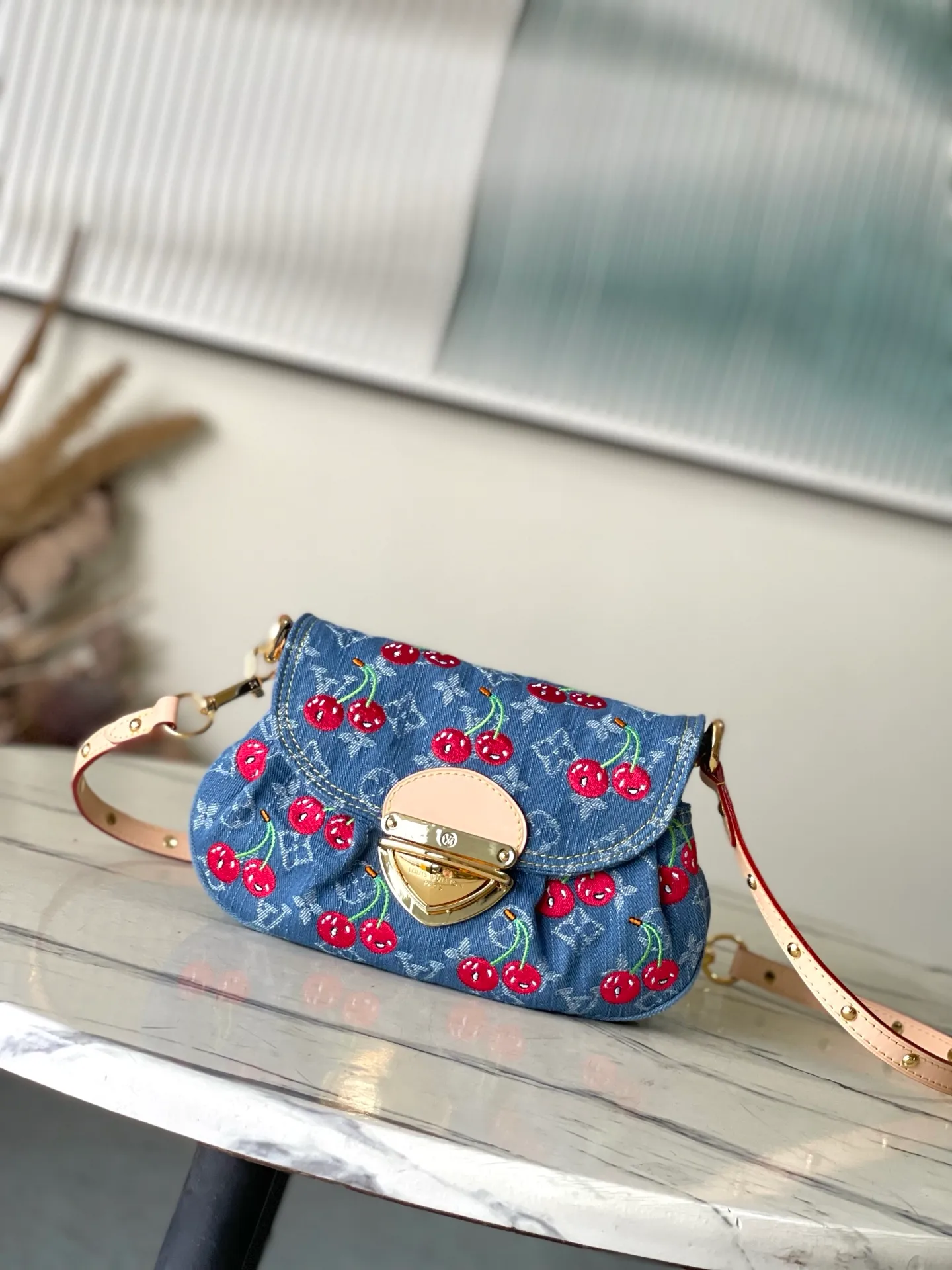 💰1180 Top original order M13680 This Sunset handbag is made of Monogram denim, with retro brushstrokes to create a rounded shape, and eye-catching buckles to brighten the design. The bright cherry embroidery highlights the smart style of the Louis Vuitton×Murakami replica series, and the studded leather shoulder strap completes the whole. Dimensions: 27 × 18 × 3 cm
