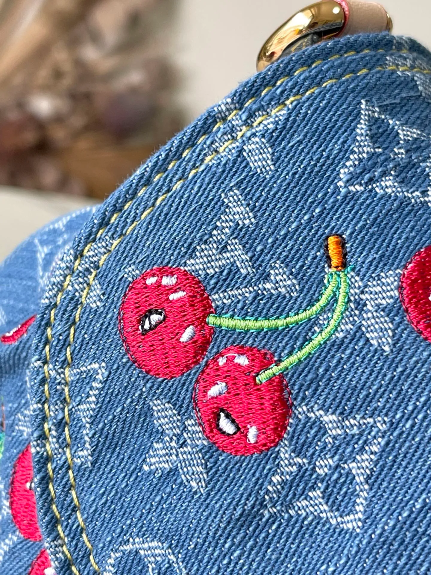 💰1180 Top original order M13680 This Sunset handbag is made of Monogram denim, with retro brushstrokes to create a rounded shape, and eye-catching buckles to brighten the design. The bright cherry embroidery highlights the smart style of the Louis Vuitton×Murakami replica series, and the studded leather shoulder strap completes the whole. Dimensions: 27 × 18 × 3 cm