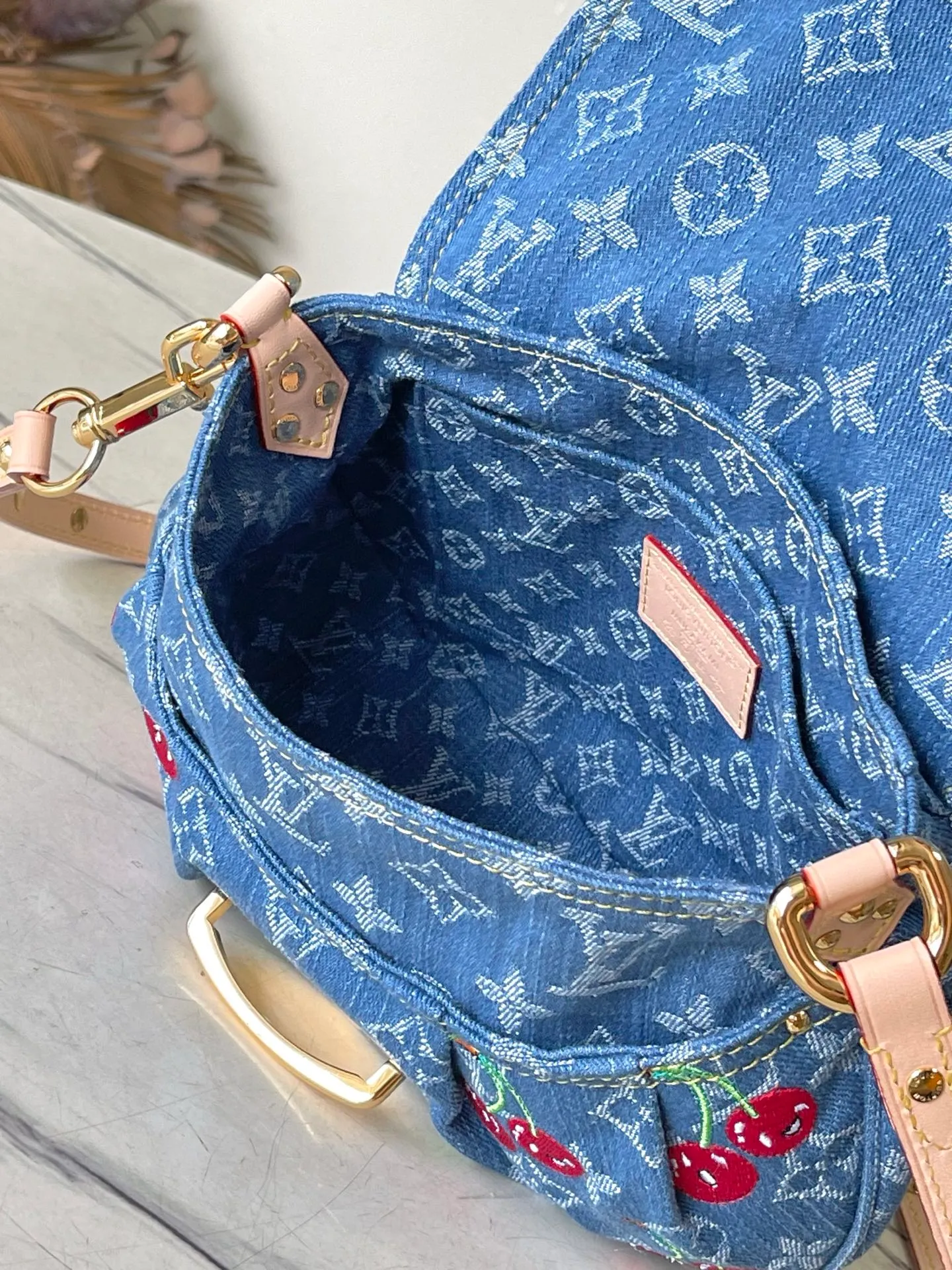 💰1180 Top original order M13680 This Sunset handbag is made of Monogram denim, with retro brushstrokes to create a rounded shape, and eye-catching buckles to brighten the design. The bright cherry embroidery highlights the smart style of the Louis Vuitton×Murakami replica series, and the studded leather shoulder strap completes the whole. Dimensions: 27 × 18 × 3 cm