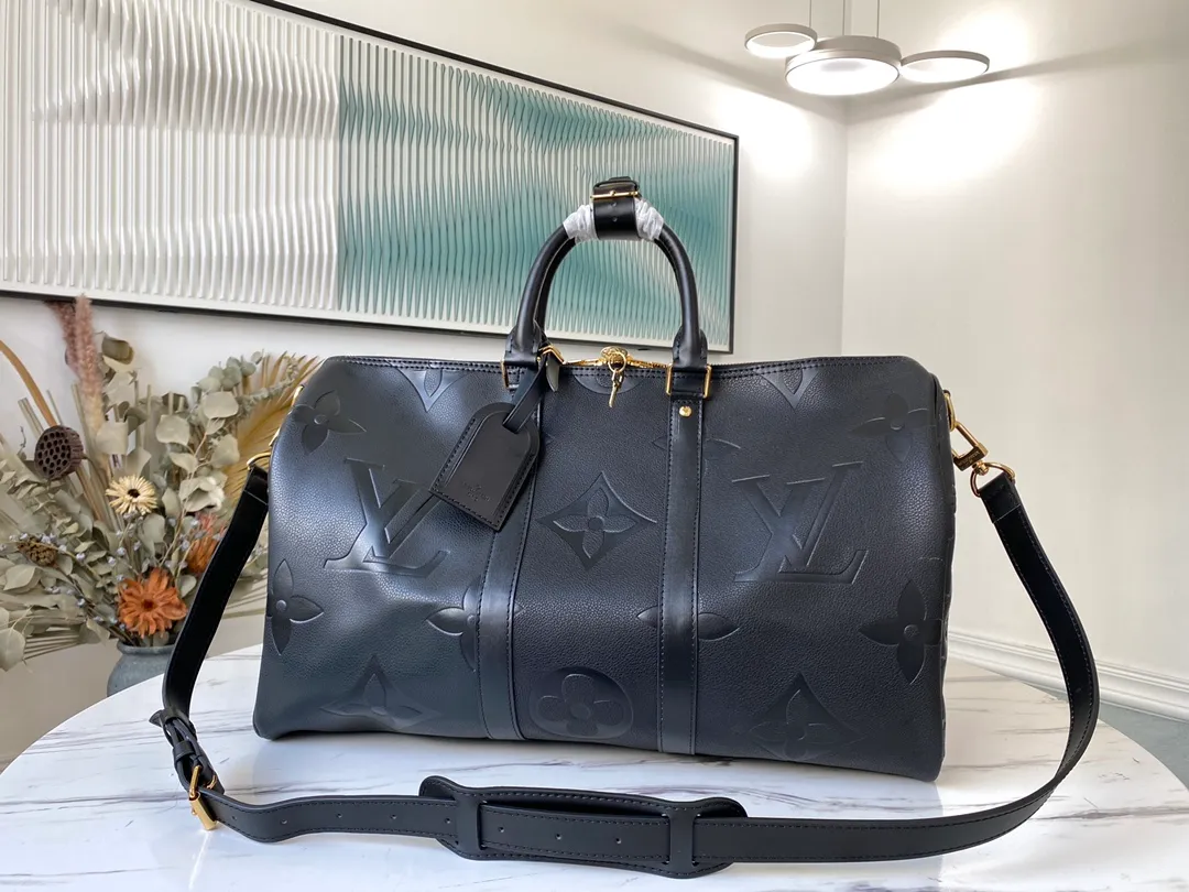 💰1340 (top-grain leather) top original order M45532 This Keepall Bandoulière 45 travel bag is made of soft Monogram Empreinte Giant leather with metal parts. Its oversized Monogram embossing implicitly conveys an elegant atmosphere, and the zipper inner pocket adds functional details. Dimensions: 45 x 27 x 20 cm