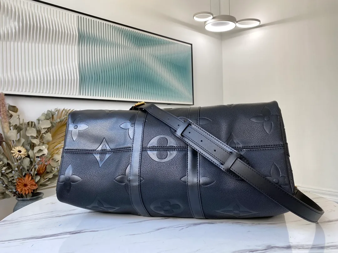 💰1340 (top-grain leather) top original order M45532 This Keepall Bandoulière 45 travel bag is made of soft Monogram Empreinte Giant leather with metal parts. Its oversized Monogram embossing implicitly conveys an elegant atmosphere, and the zipper inner pocket adds functional details. Dimensions: 45 x 27 x 20 cm