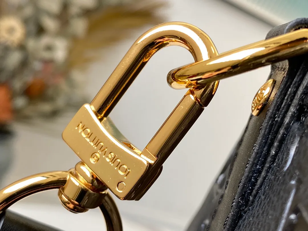 💰1340 (top-grain leather) top original order M45532 This Keepall Bandoulière 45 travel bag is made of soft Monogram Empreinte Giant leather with metal parts. Its oversized Monogram embossing implicitly conveys an elegant atmosphere, and the zipper inner pocket adds functional details. Dimensions: 45 x 27 x 20 cm