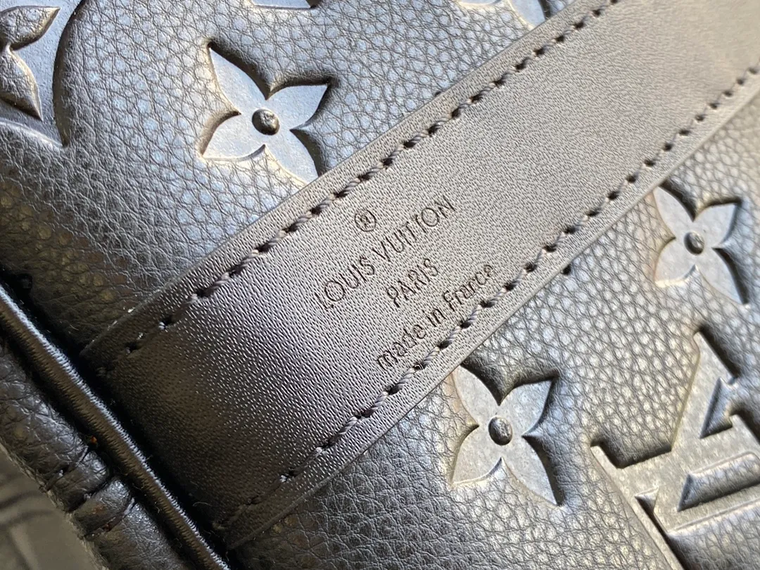 💰1340 (top-grain leather) top original order M45532 This Keepall Bandoulière 45 travel bag is made of soft Monogram Empreinte Giant leather with metal parts. Its oversized Monogram embossing implicitly conveys an elegant atmosphere, and the zipper inner pocket adds functional details. Dimensions: 45 x 27 x 20 cm