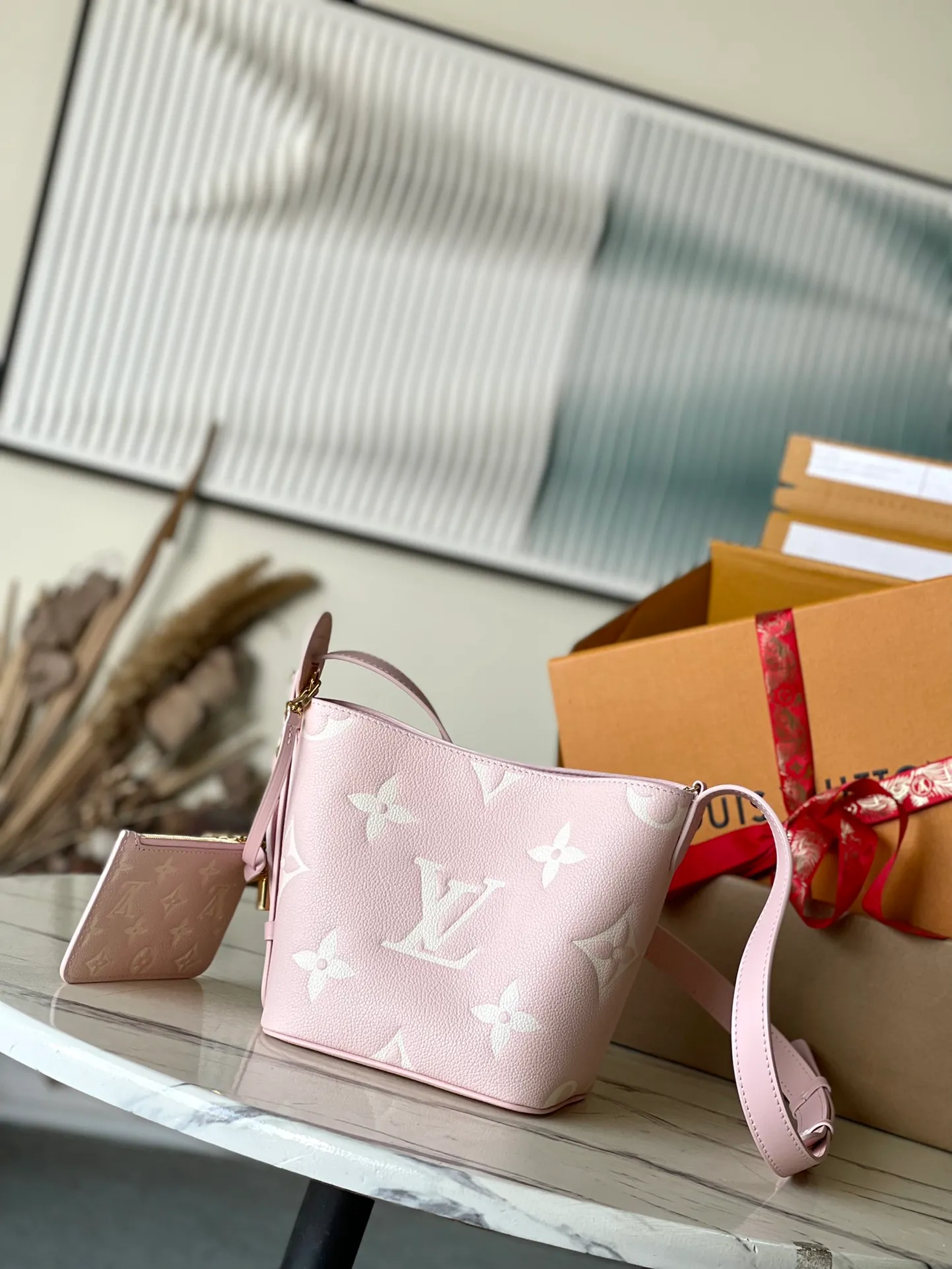 💰980 (top layer leather) top original order M13453 pink This AlInBB handbag integrates modern design concepts into elegant silhouette and ample space. Monogram Empreinte leather craftsmanship creates a simple bucket bag structure, the iconic nameplate and metal padlock highlight the exquisite details, and the adjustable handle pays homage to the brand's trunk-making heritage. Dimensions: 16 × 18 × 12 cm