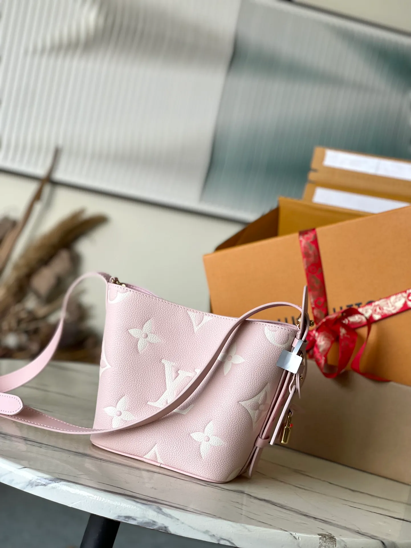 💰980 (top layer leather) top original order M13453 pink This AlInBB handbag integrates modern design concepts into elegant silhouette and ample space. Monogram Empreinte leather craftsmanship creates a simple bucket bag structure, the iconic nameplate and metal padlock highlight the exquisite details, and the adjustable handle pays homage to the brand's trunk-making heritage. Dimensions: 16 × 18 × 12 cm