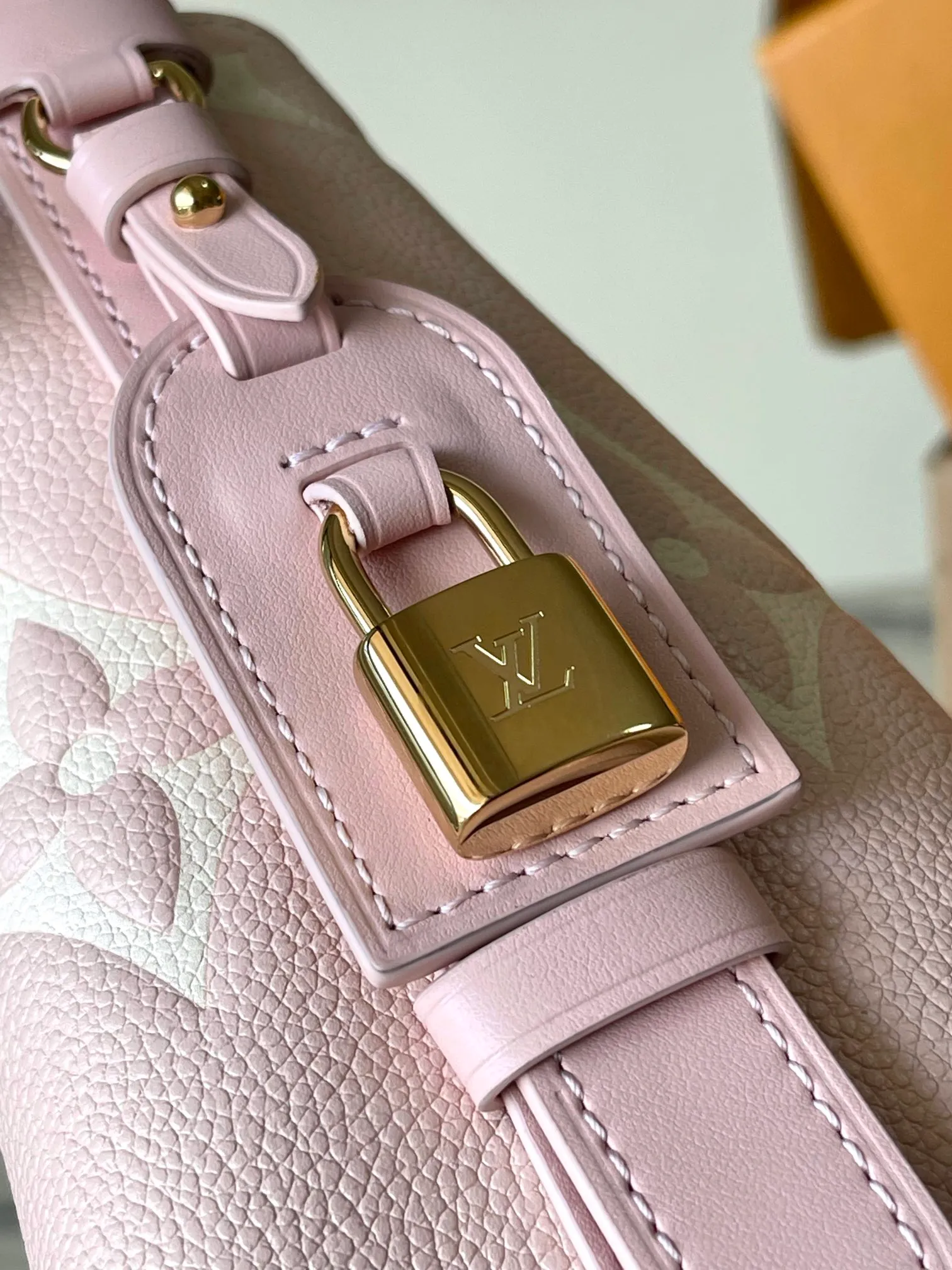 💰980 (top layer leather) top original order M13453 pink This AlInBB handbag integrates modern design concepts into elegant silhouette and ample space. Monogram Empreinte leather craftsmanship creates a simple bucket bag structure, the iconic nameplate and metal padlock highlight the exquisite details, and the adjustable handle pays homage to the brand's trunk-making heritage. Dimensions: 16 × 18 × 12 cm