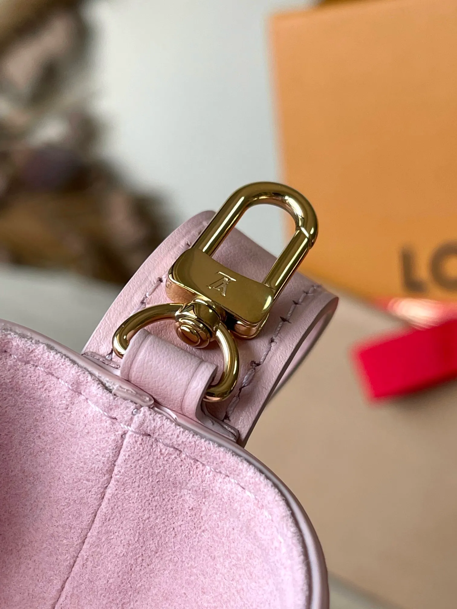 💰980 (top layer leather) top original order M13453 pink This AlInBB handbag integrates modern design concepts into elegant silhouette and ample space. Monogram Empreinte leather craftsmanship creates a simple bucket bag structure, the iconic nameplate and metal padlock highlight the exquisite details, and the adjustable handle pays homage to the brand's trunk-making heritage. Dimensions: 16 × 18 × 12 cm