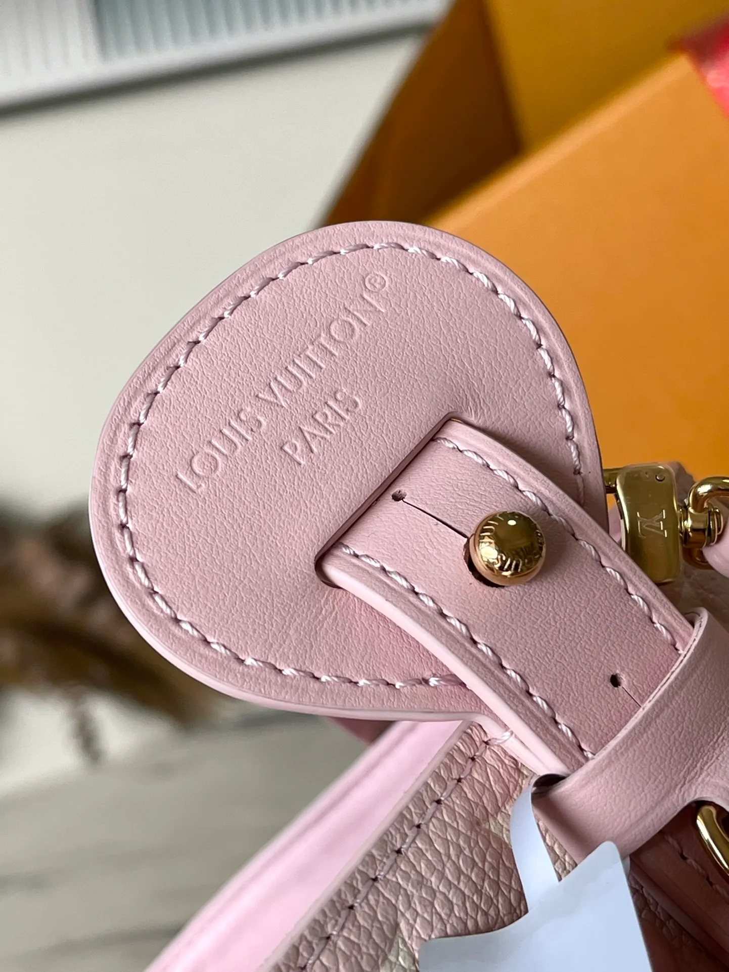 💰980 (top layer leather) top original order M13453 pink This AlInBB handbag integrates modern design concepts into elegant silhouette and ample space. Monogram Empreinte leather craftsmanship creates a simple bucket bag structure, the iconic nameplate and metal padlock highlight the exquisite details, and the adjustable handle pays homage to the brand's trunk-making heritage. Dimensions: 16 × 18 × 12 cm